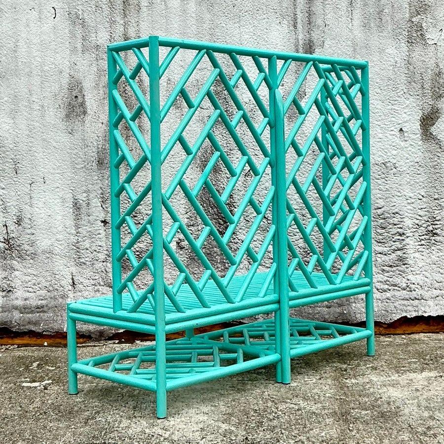 Porta un'eleganza senza tempo e un fascino costiero nel tuo spazio con questo divano in rattan cinese Chippendale vintage. Caratterizzato da intricati dettagli a reticolo e da una robusta struttura in rattan, questo pezzo unisce un design classico a