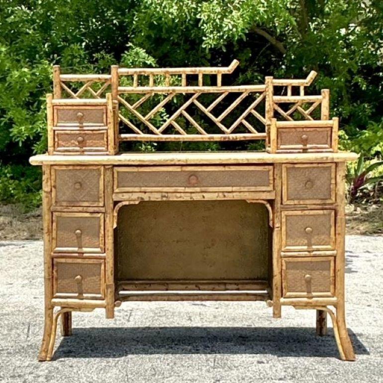 Scrivania in rattan intrecciato cinese coastal chippendale d'epoca In condizioni buone in vendita a west palm beach, FL