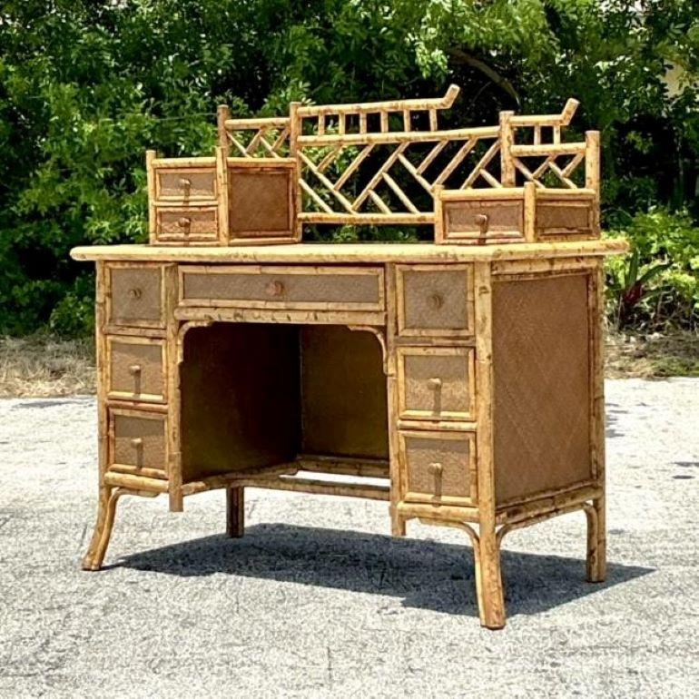 XX secolo Scrivania in rattan intrecciato cinese coastal chippendale d'epoca in vendita