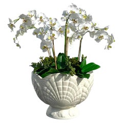 Cache-pot vintage en coquillage avec orchidées de soie