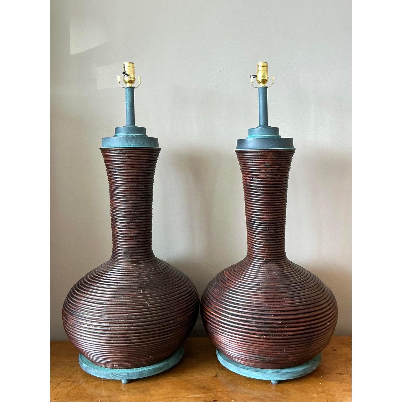 Fai una dichiarazione di design forte con questa monumentale coppia di lampade da tavolo vintage. Ogni lampada è realizzata magistralmente a mano con canne di matita strettamente arrotolate, creando una superficie profondamente materica e