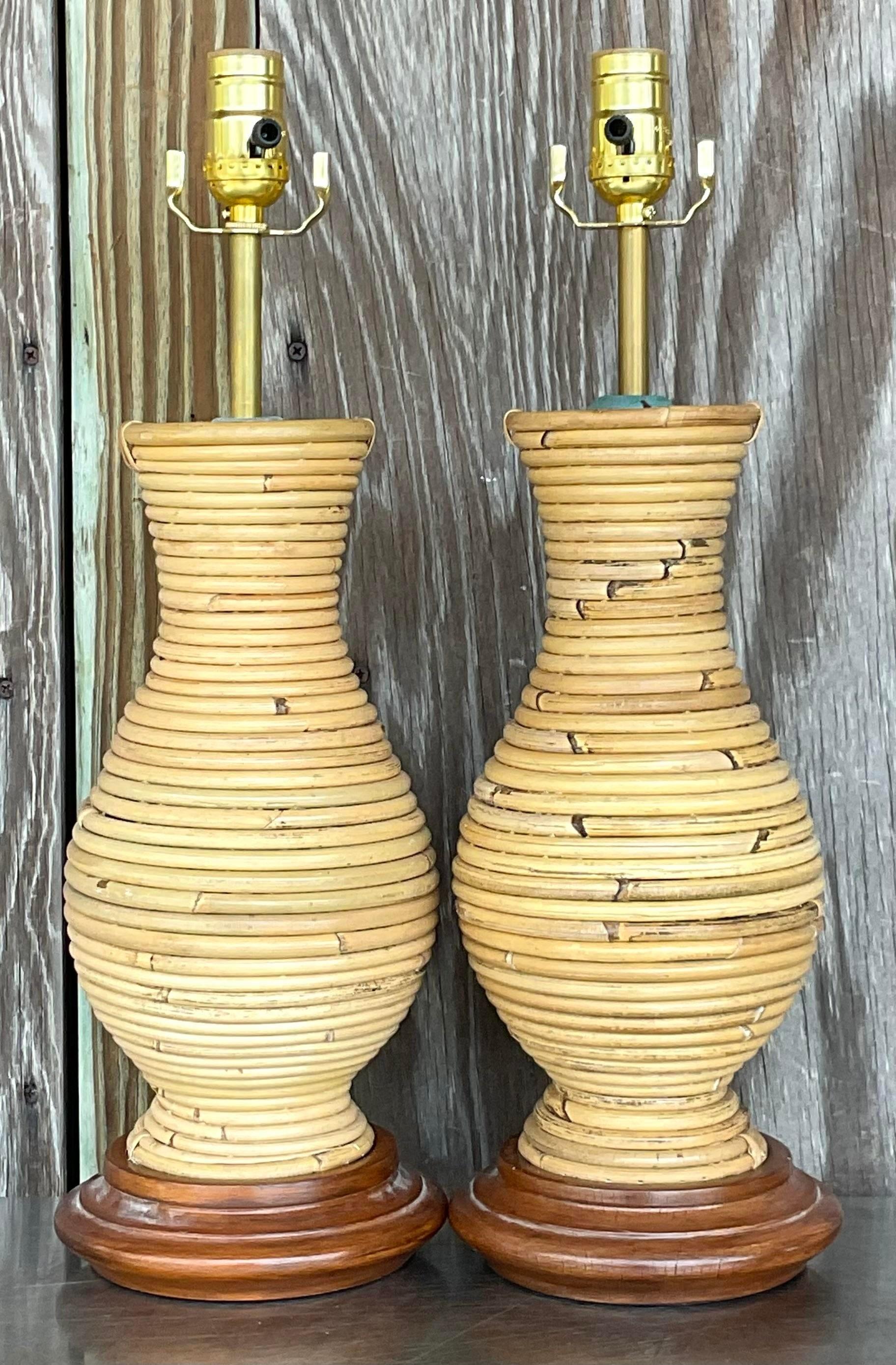 Américain Paire de lampes en roseau enroulées de style côtier - une paire en vente