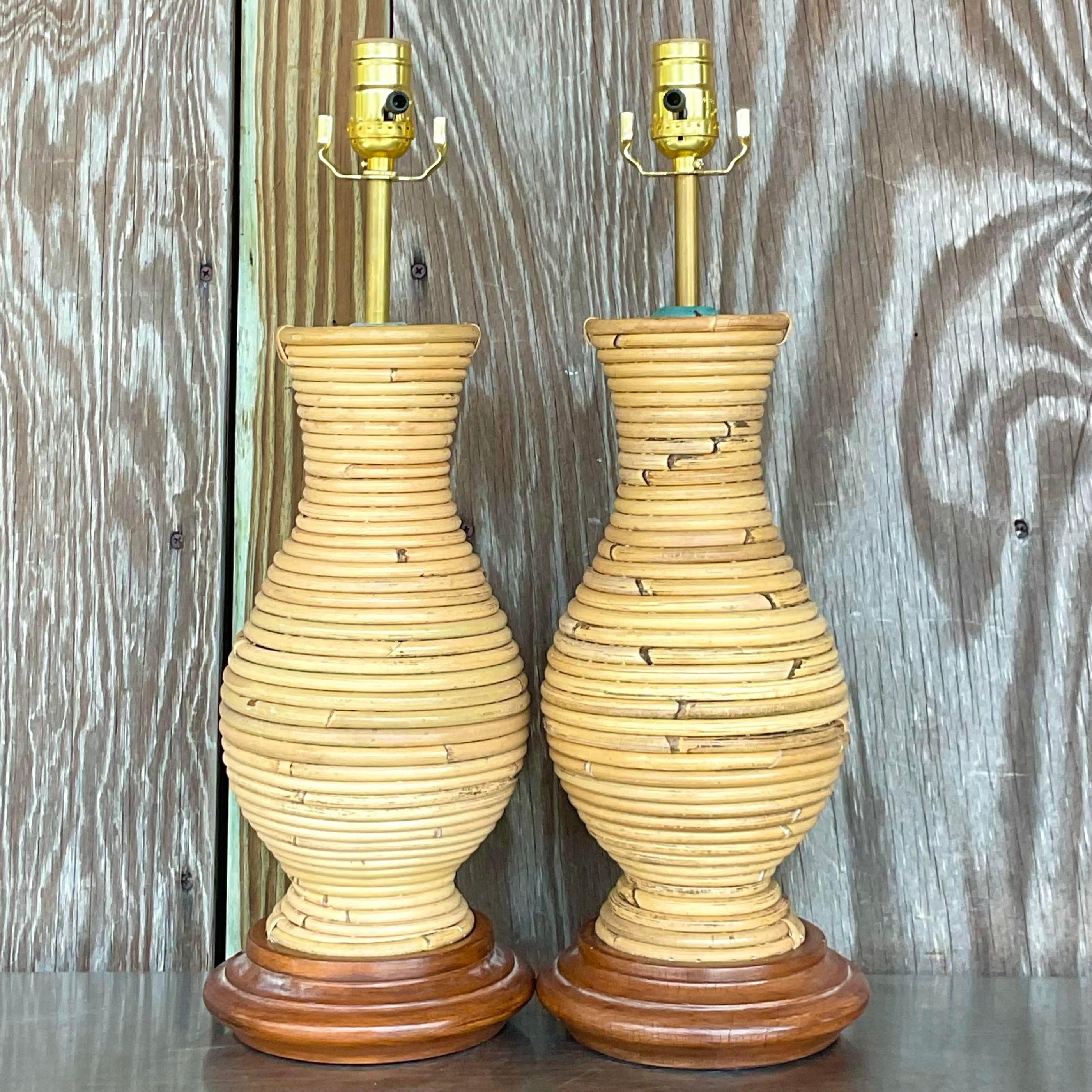 20ième siècle Paire de lampes en roseau enroulées de style côtier - une paire en vente