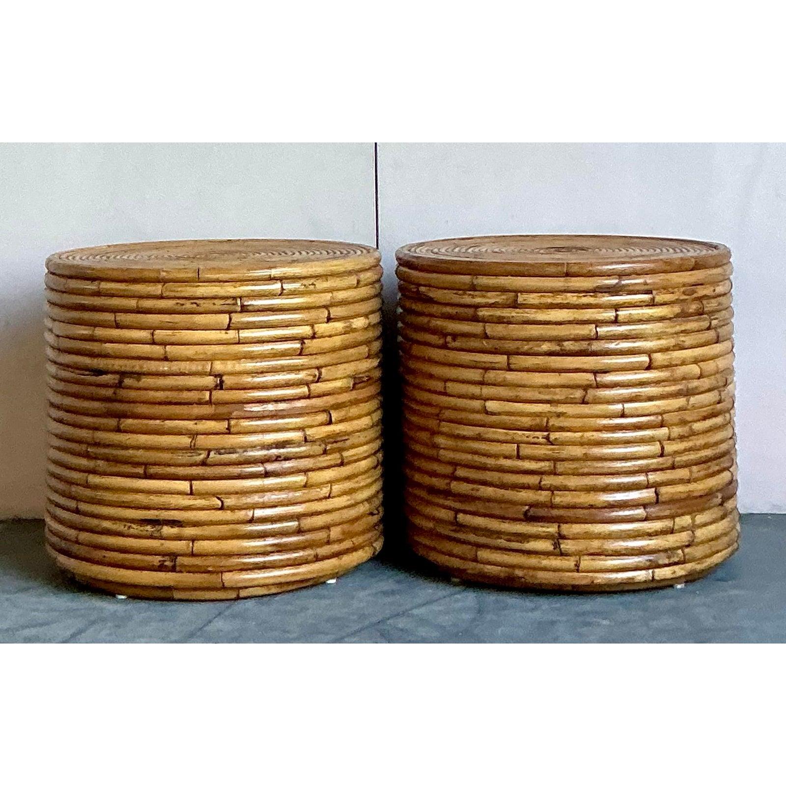 Pareja de mesas auxiliares vintage de ratán en espiral de la costa Moderno orgánico en venta