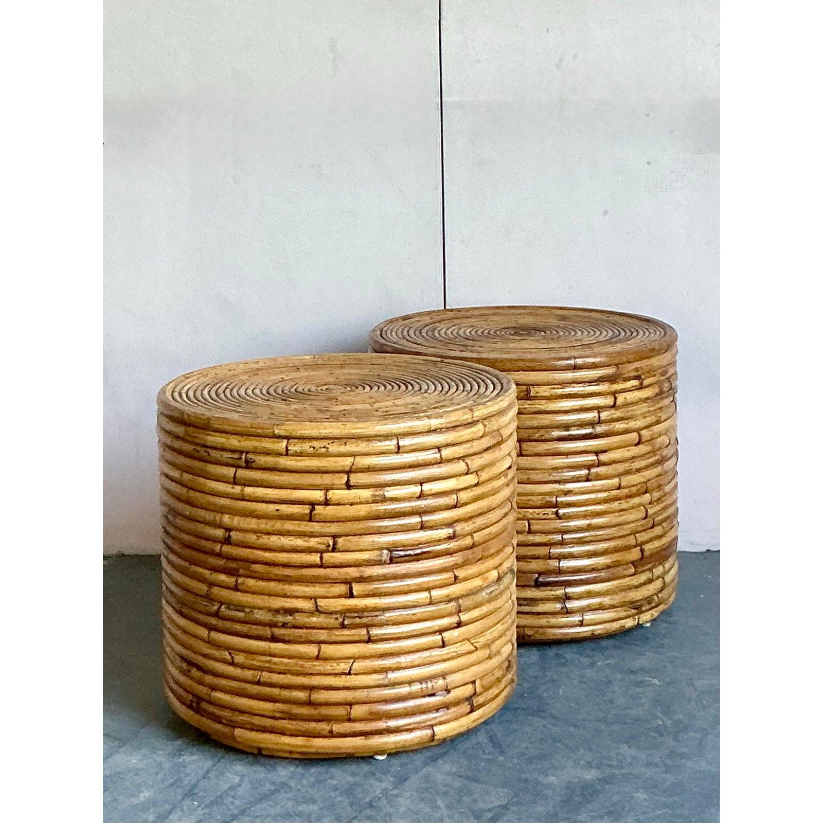 Pareja de mesas auxiliares vintage de ratán en espiral de la costa Filipino en venta