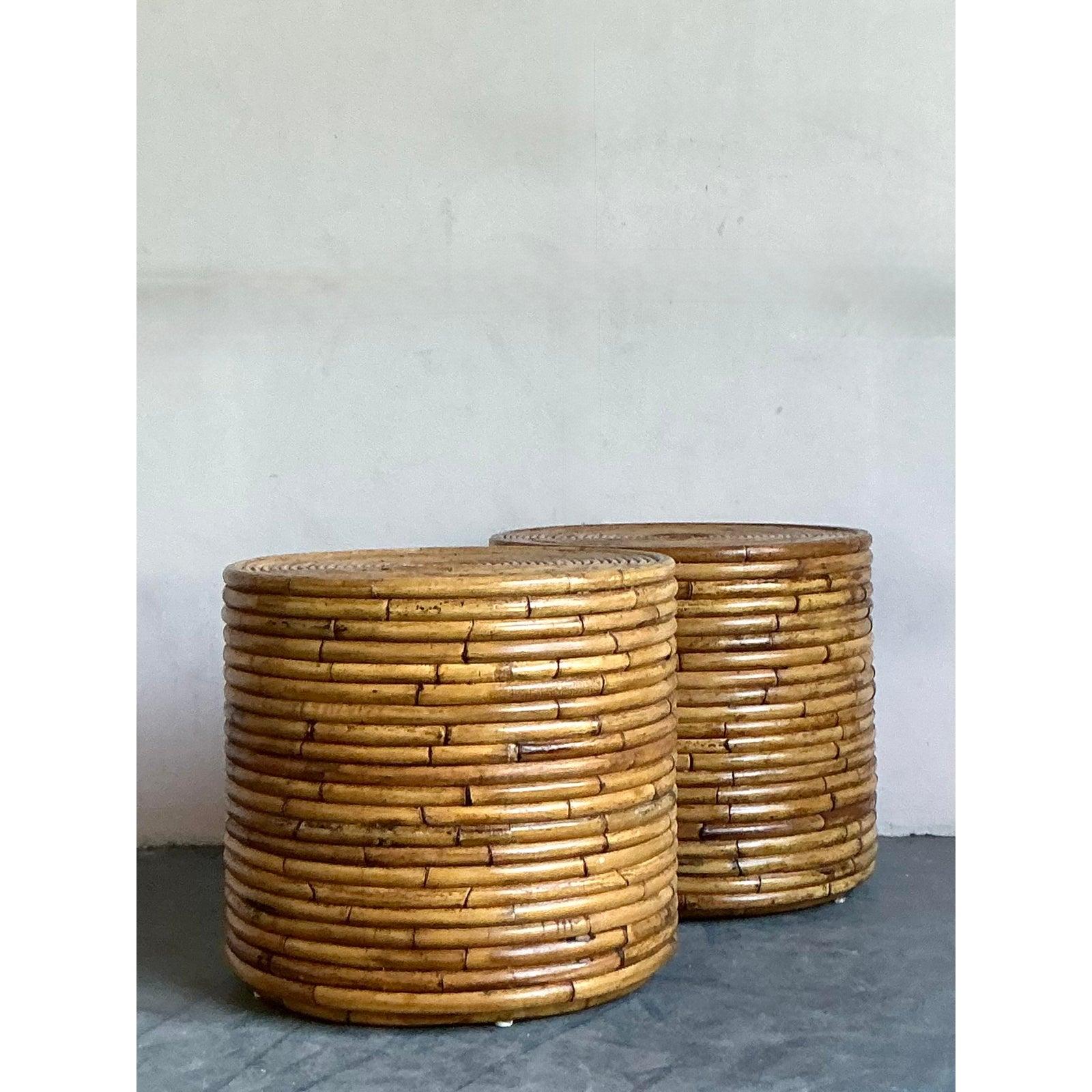 Pareja de mesas auxiliares vintage de ratán en espiral de la costa en venta 1