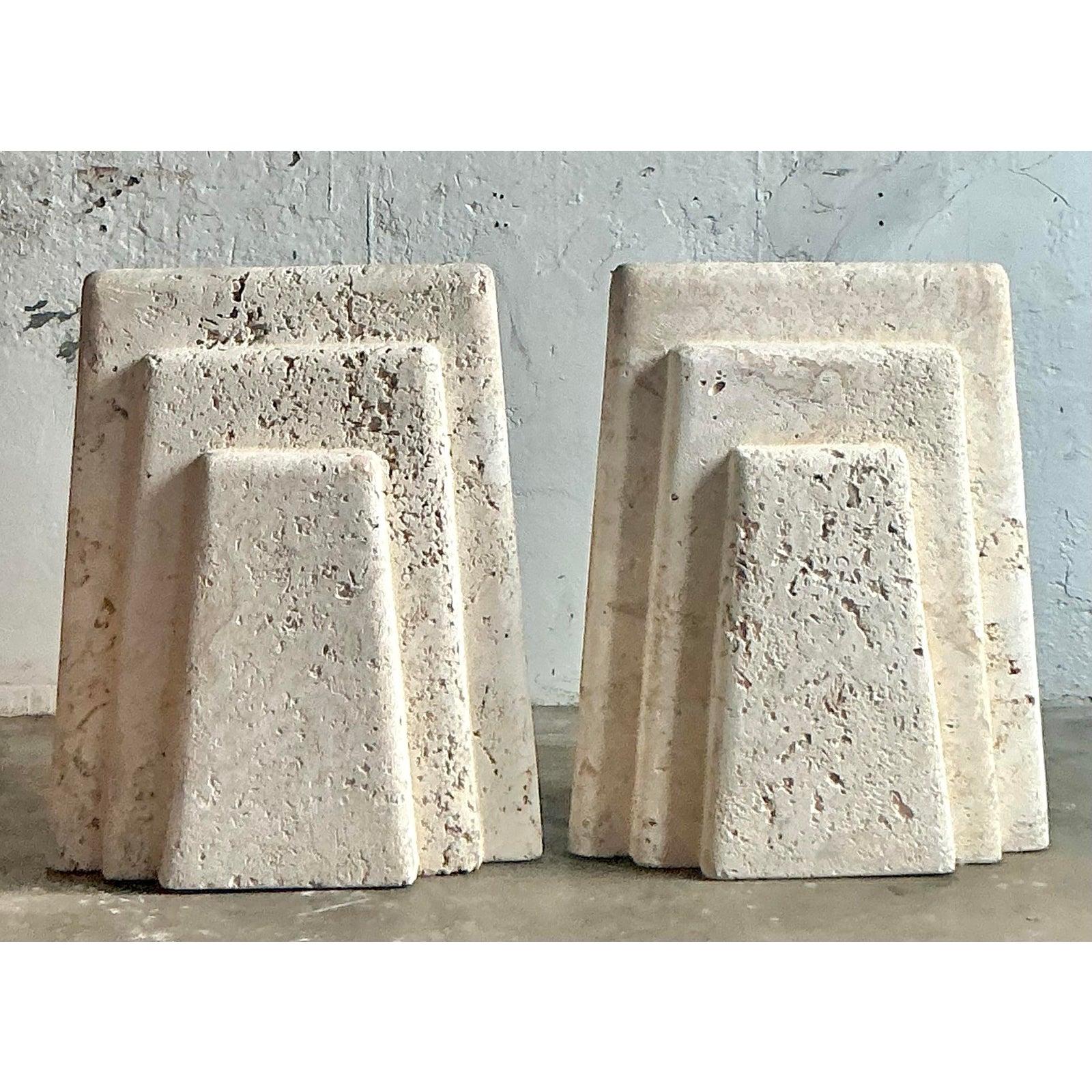 Ancorati al tuo spazio da pranzo con la bellezza grezza ed elementare di questa eccezionale coppia di piedistalli in pietra coquina vintage. Realizzata in autentica coquina, una pietra calcarea naturale composta da antichi frammenti di conchiglie,