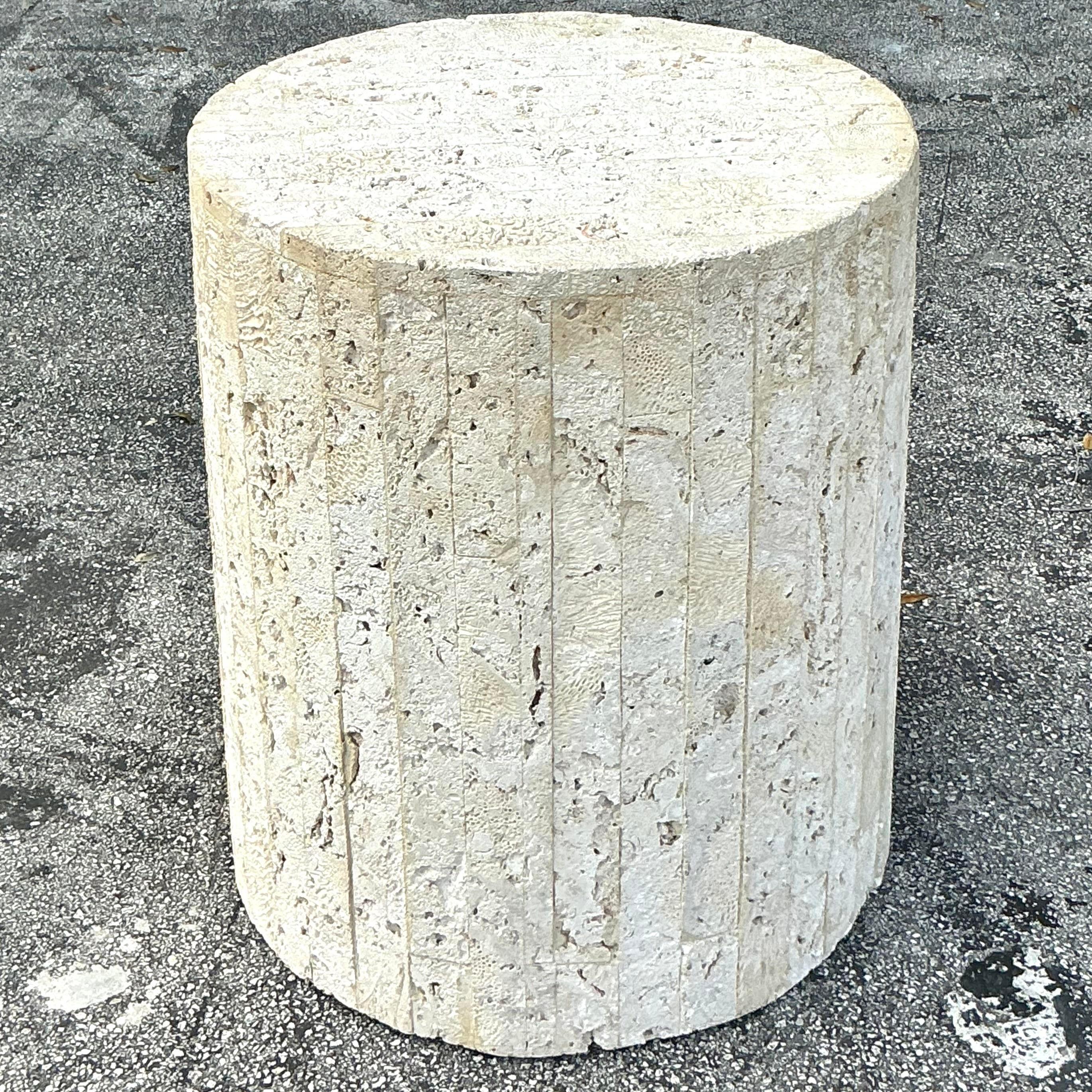 Pedestal Vintage Coastal Coquina Strip Piedra en venta