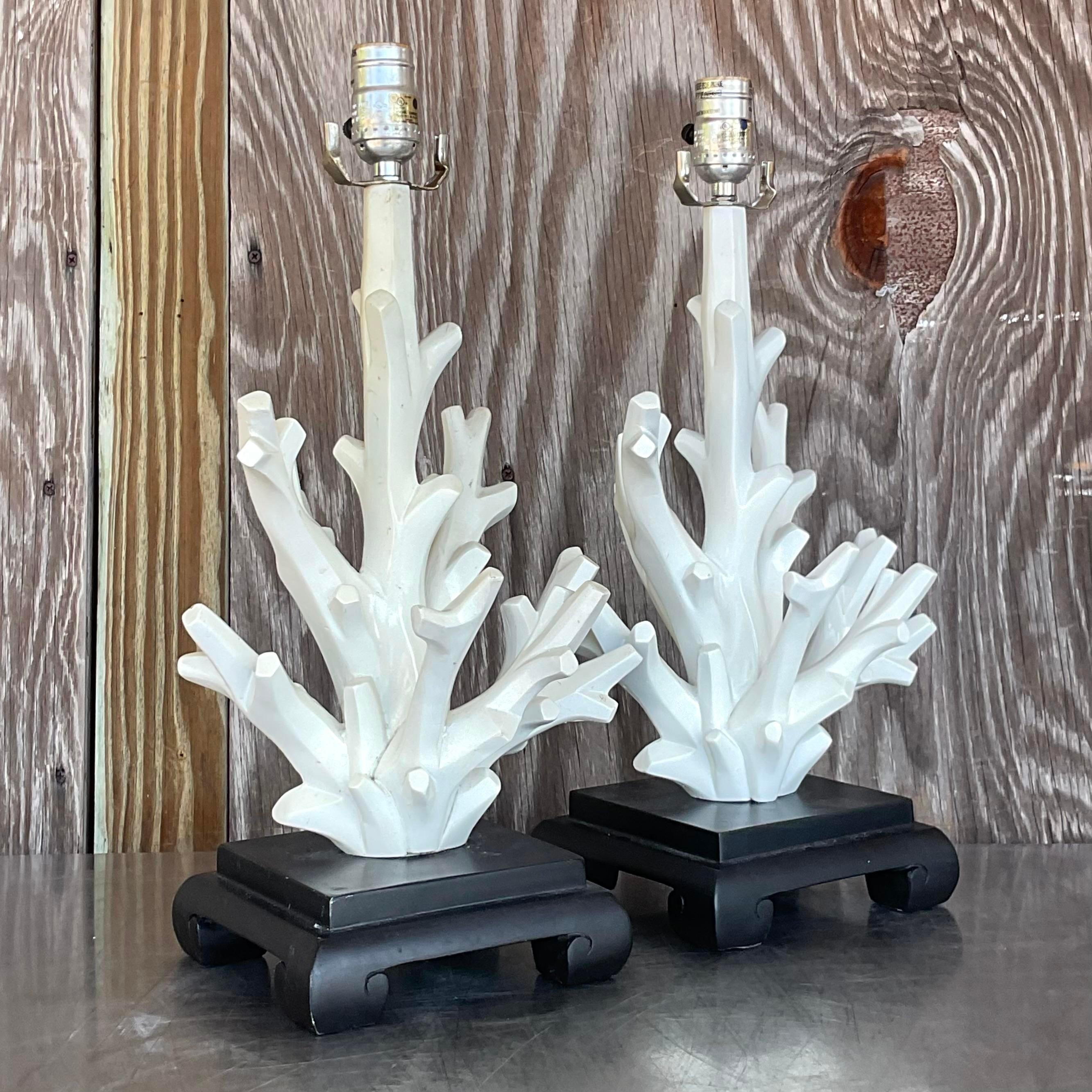 Illuminez votre espace avec une élégance côtière en utilisant nos lampes Vintage Coastal Coral Branch Wood Lamps - A Pair. Ces lampes magnifiquement fabriquées présentent des motifs de branches de corail naturel sur des bases en bois rustique,