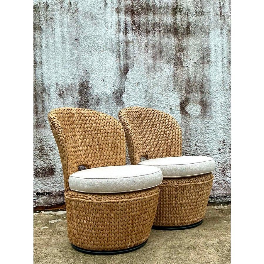 Porta il fascino della costa nel tuo spazio con questa coppia di sedie girevoli vintage in rattan intrecciato su misura. Sapientemente realizzate con intricati dettagli intrecciati, queste sedie offrono un mix perfetto di stile e comfort. La