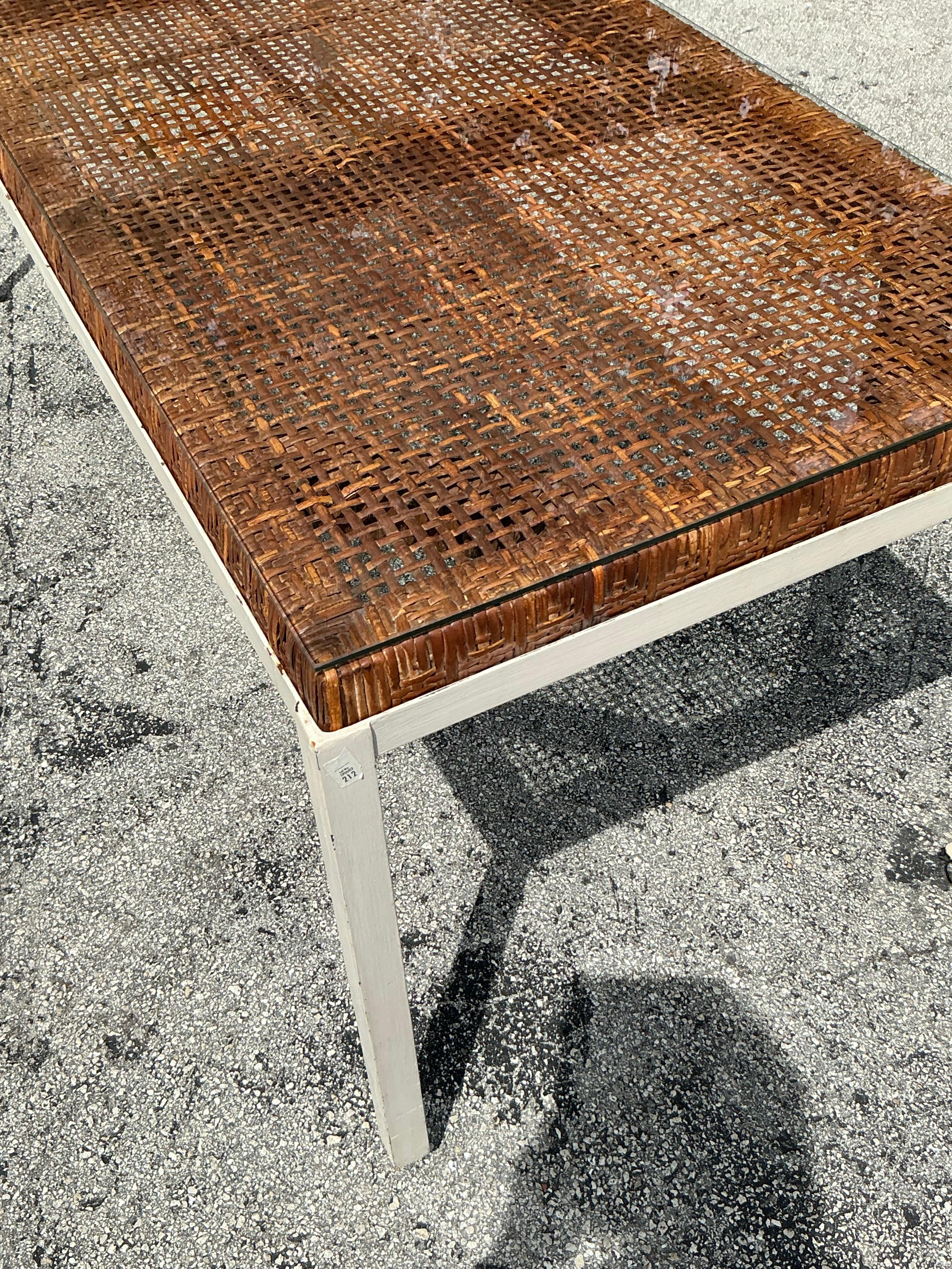 Faites l'expérience d'une élégance décontractée avec la table de salle à manger Vintage Coastal Danny Ho Fong For Trop-Cal Rattan Top. Fabriquée par l'emblématique designer Danny Ho Fong, cette table allie le charme de la côte américaine à
