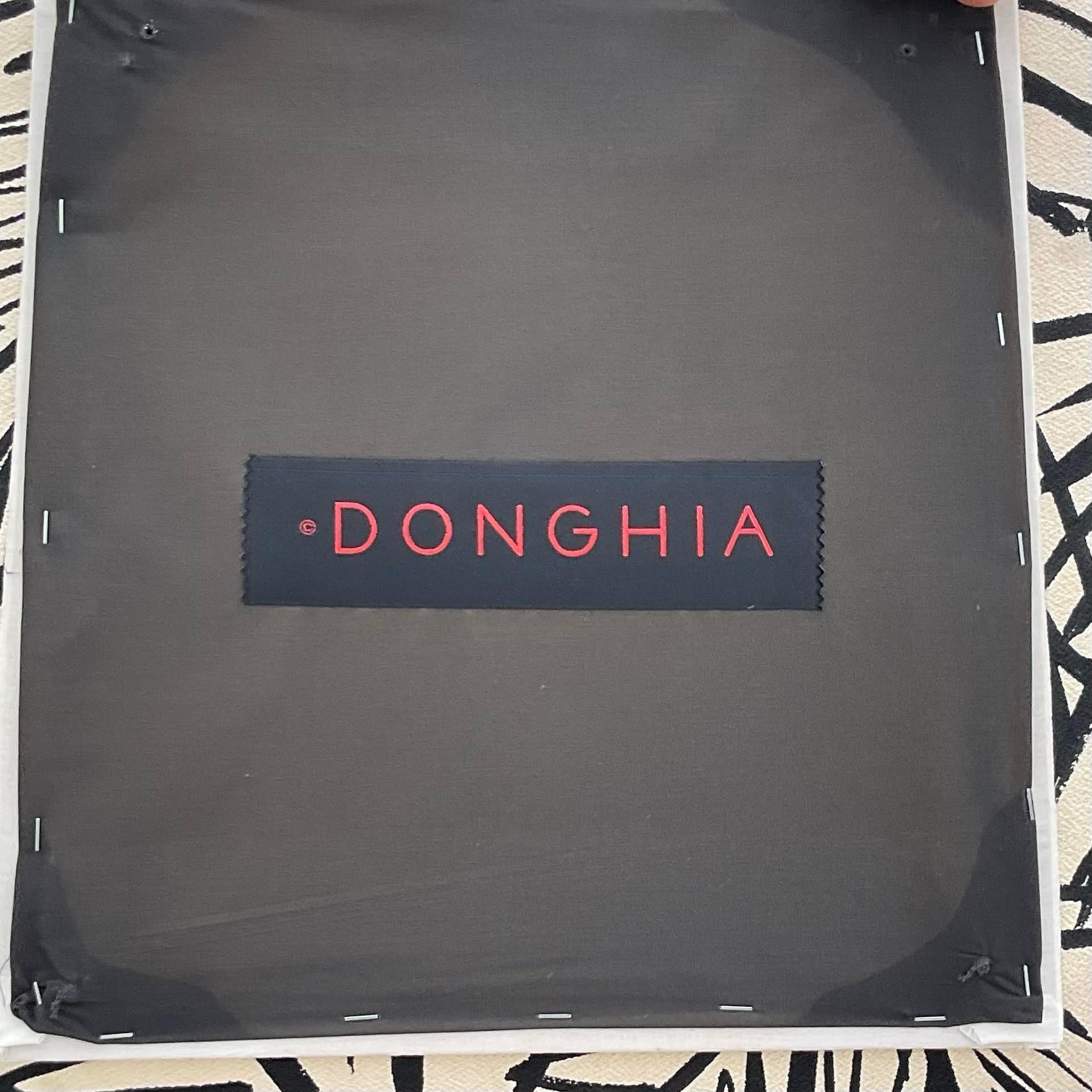 Migliora la tua esperienza culinaria con le nostre sedie da pranzo a isola Donghia Block Vintage - Una coppia. Realizzate con maestria americana, queste sedie fondono il fascino della costa con un design senza tempo, offrendo una fusione perfetta di