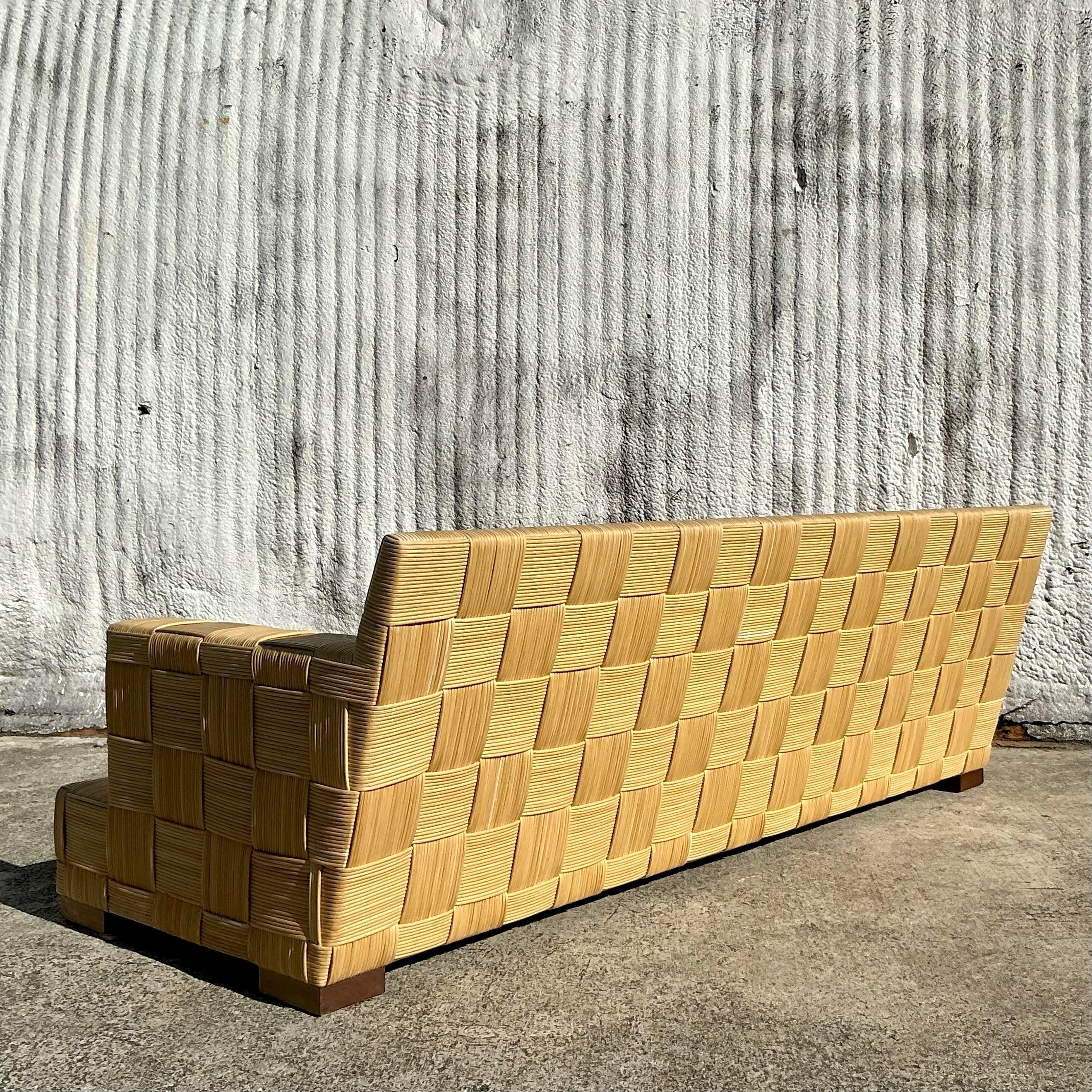 Gewebtes Rattan-Sofa Coastal Donghia Block Island, Vintage (Philippinisch) im Angebot