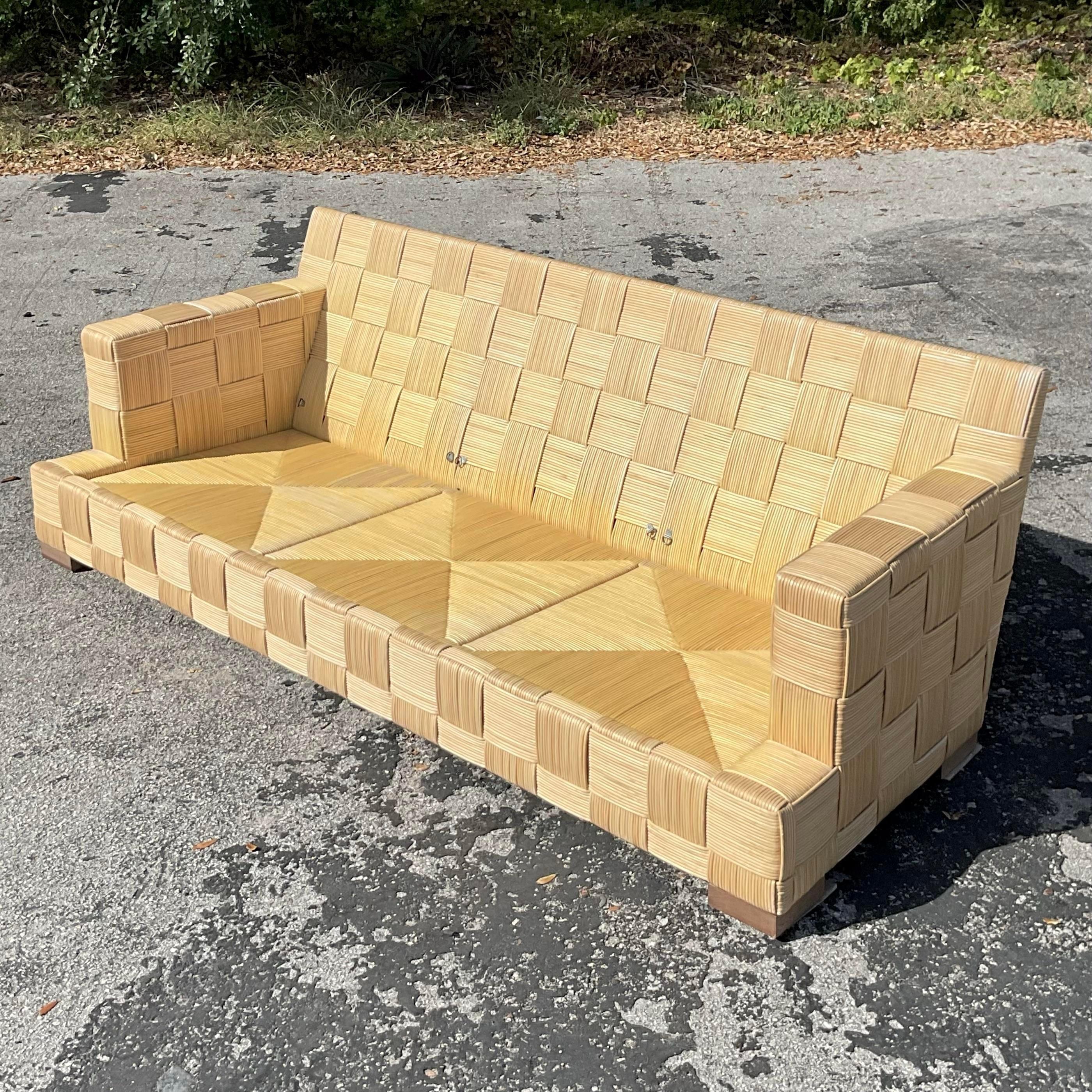 Gewebtes Rattan-Sofa Coastal Donghia Block Island, Vintage im Zustand „Gut“ im Angebot in west palm beach, FL