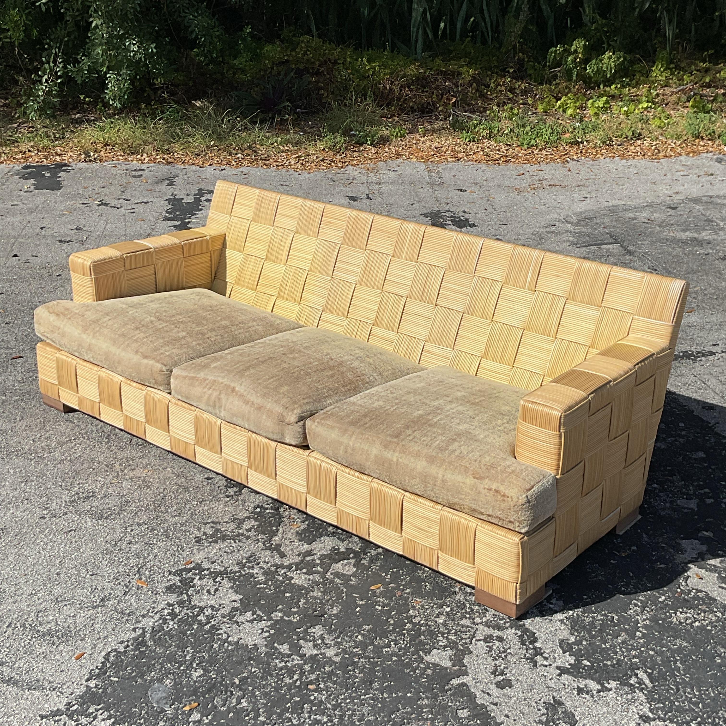 Gewebtes Rattan-Sofa Coastal Donghia Block Island, Vintage (Stoff) im Angebot