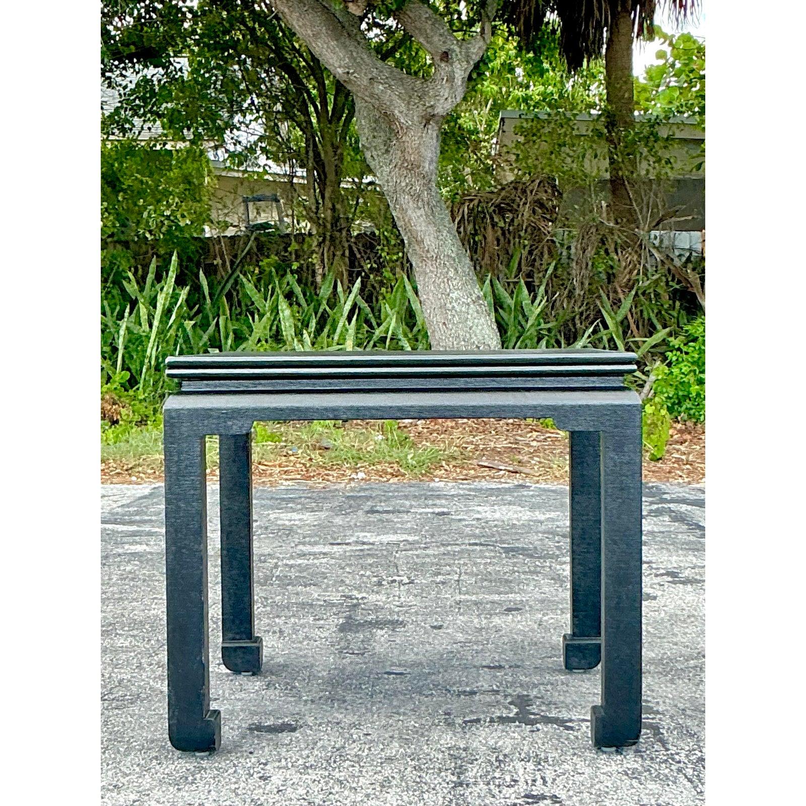 Élevez votre espace de vie avec cette exquise table de jeu vintage Karl Springer de style chinois. Fabriquée dans les années 1970, cette pièce présente un mélange unique de sophistication et de fonctionnalité. Le cuir de lézard gaufré ajoute une