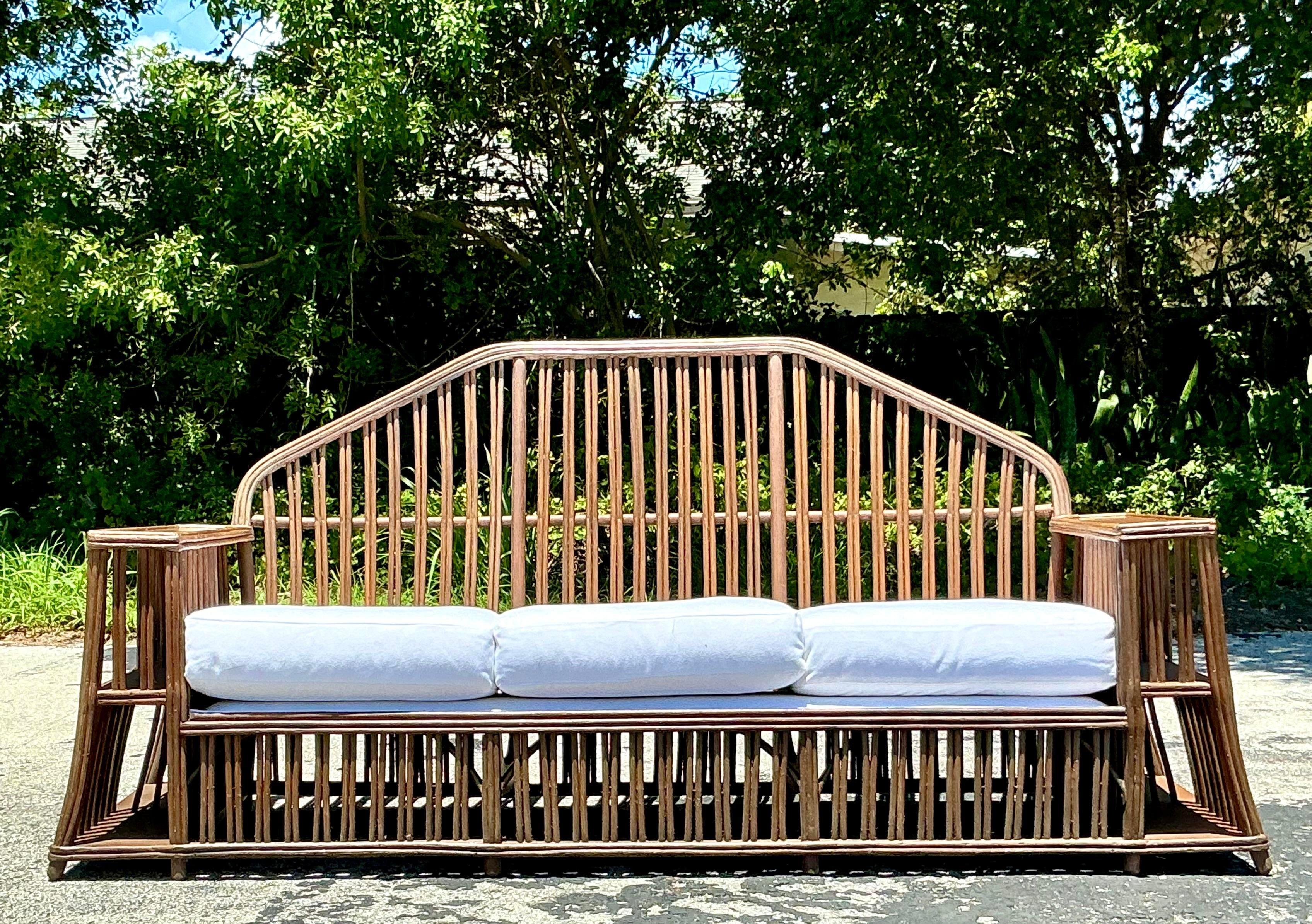 Americano Divano in rattan sfaccettato costiero d'epoca di Heywood Wakefield in vendita