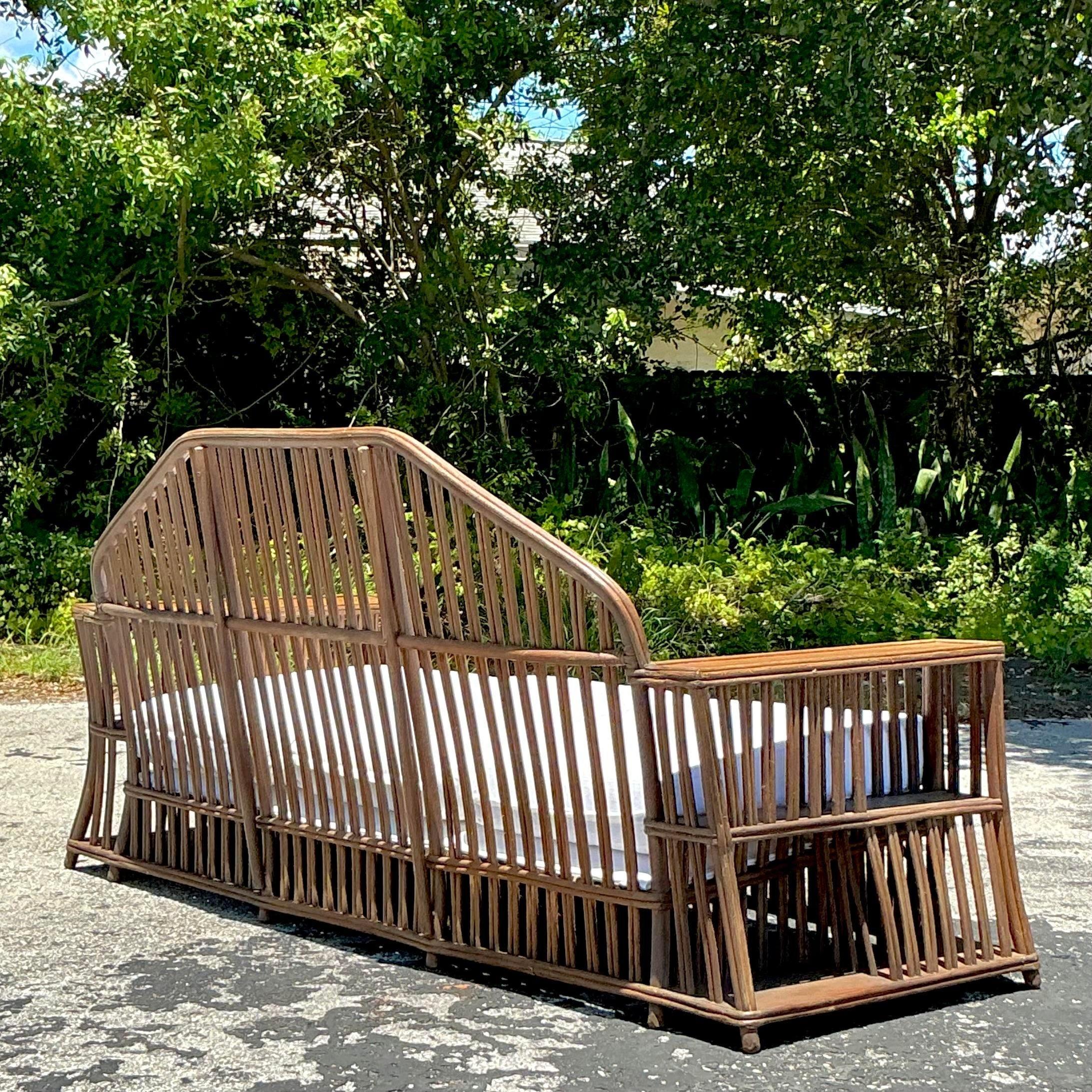 XX secolo Divano in rattan sfaccettato costiero d'epoca di Heywood Wakefield in vendita