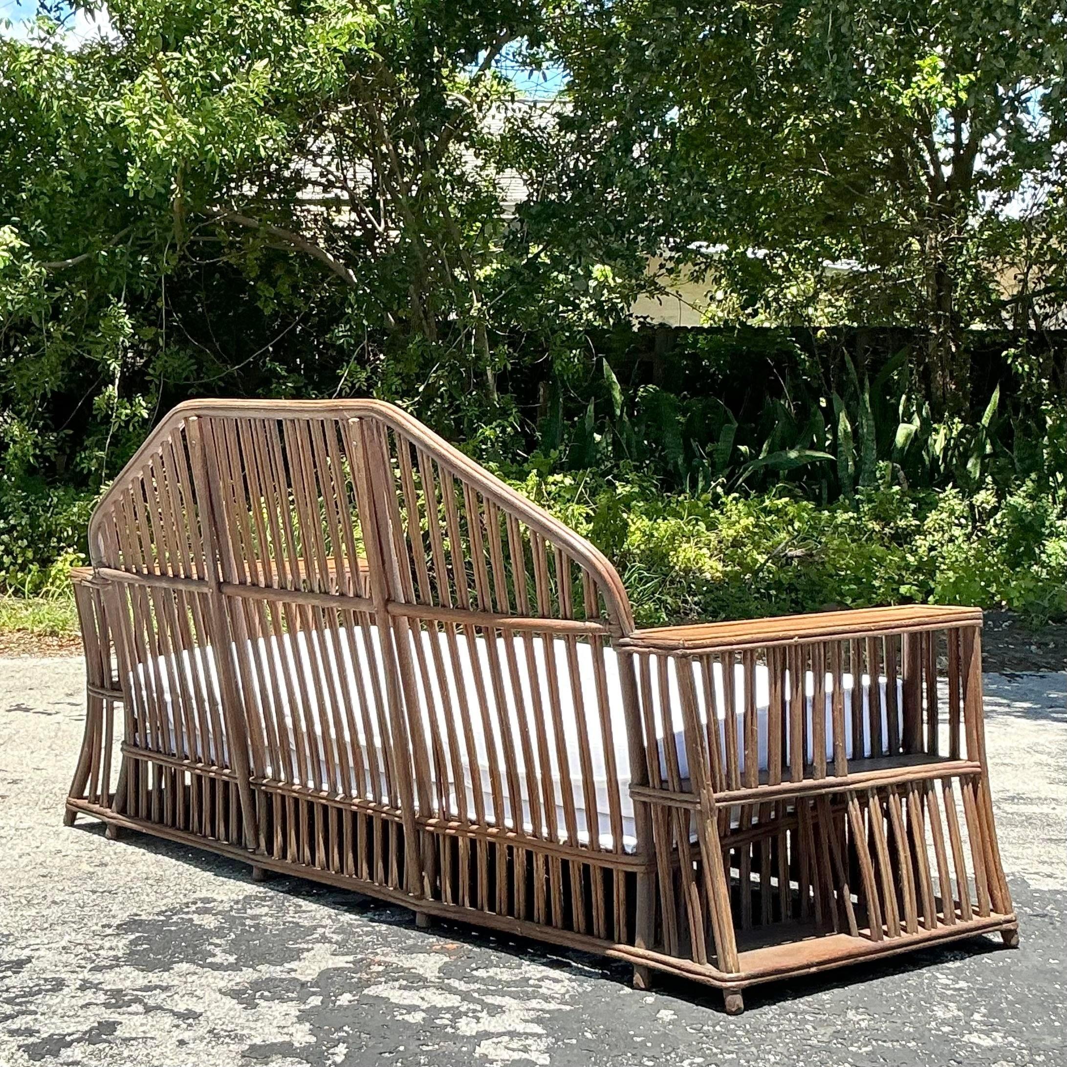 Tappezzeria Divano in rattan sfaccettato costiero d'epoca di Heywood Wakefield in vendita