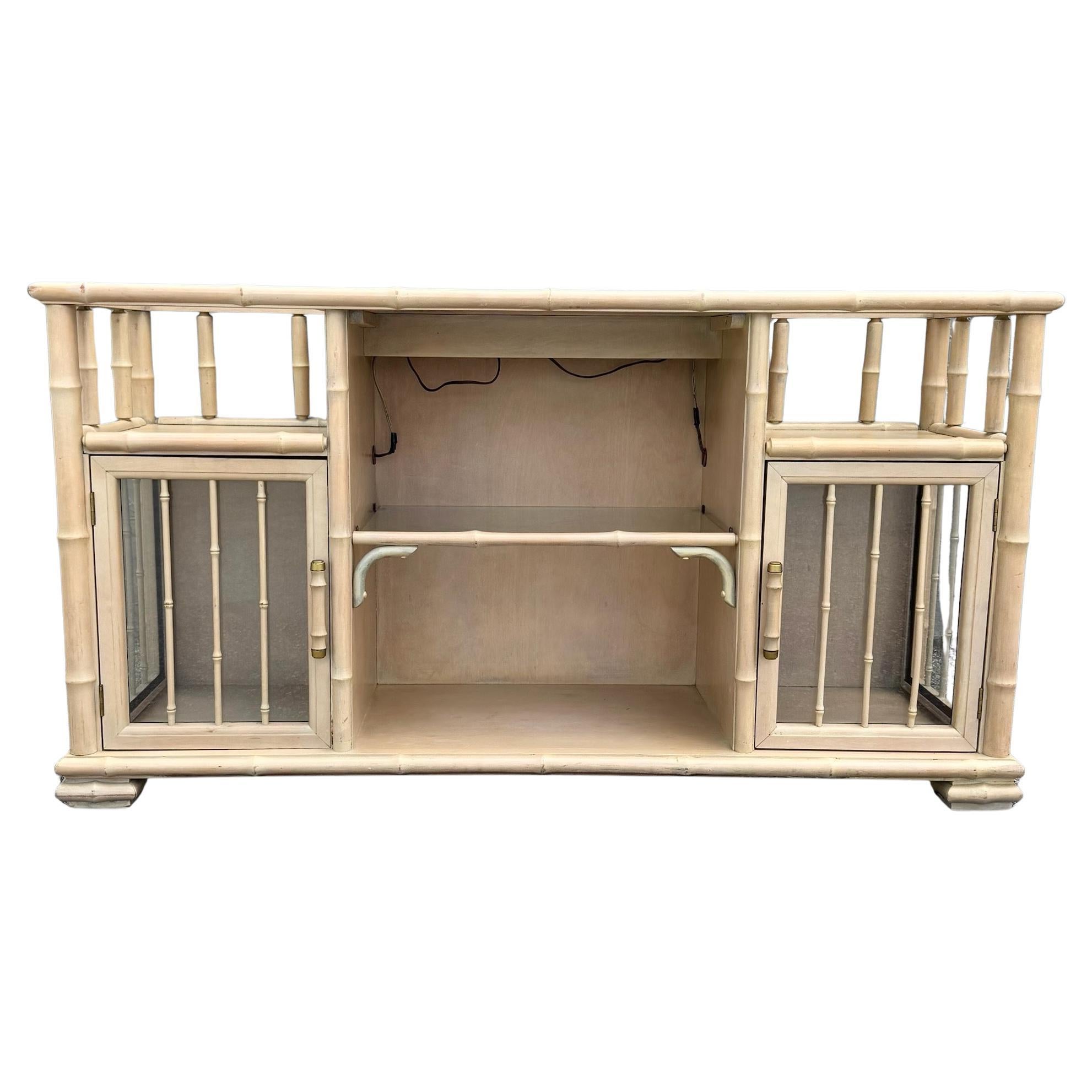 Credenza/Etagere in vetro e bambù finto vintage della costa in vendita