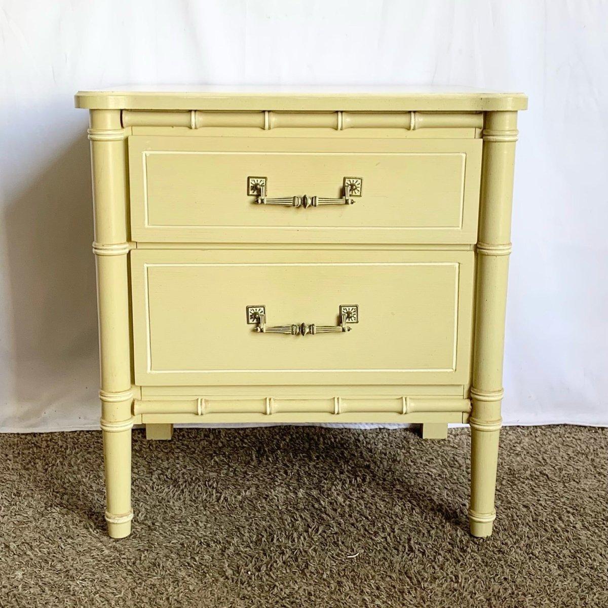 La table de nuit Vintage Coastal en faux bambou allie charme tropical et élégance vintage avec des détails classiques en faux bambou et une finition crème côtière.
 

 Nous vendons les articles tels qu'ils ont été acquis, sans les restaurer ni les