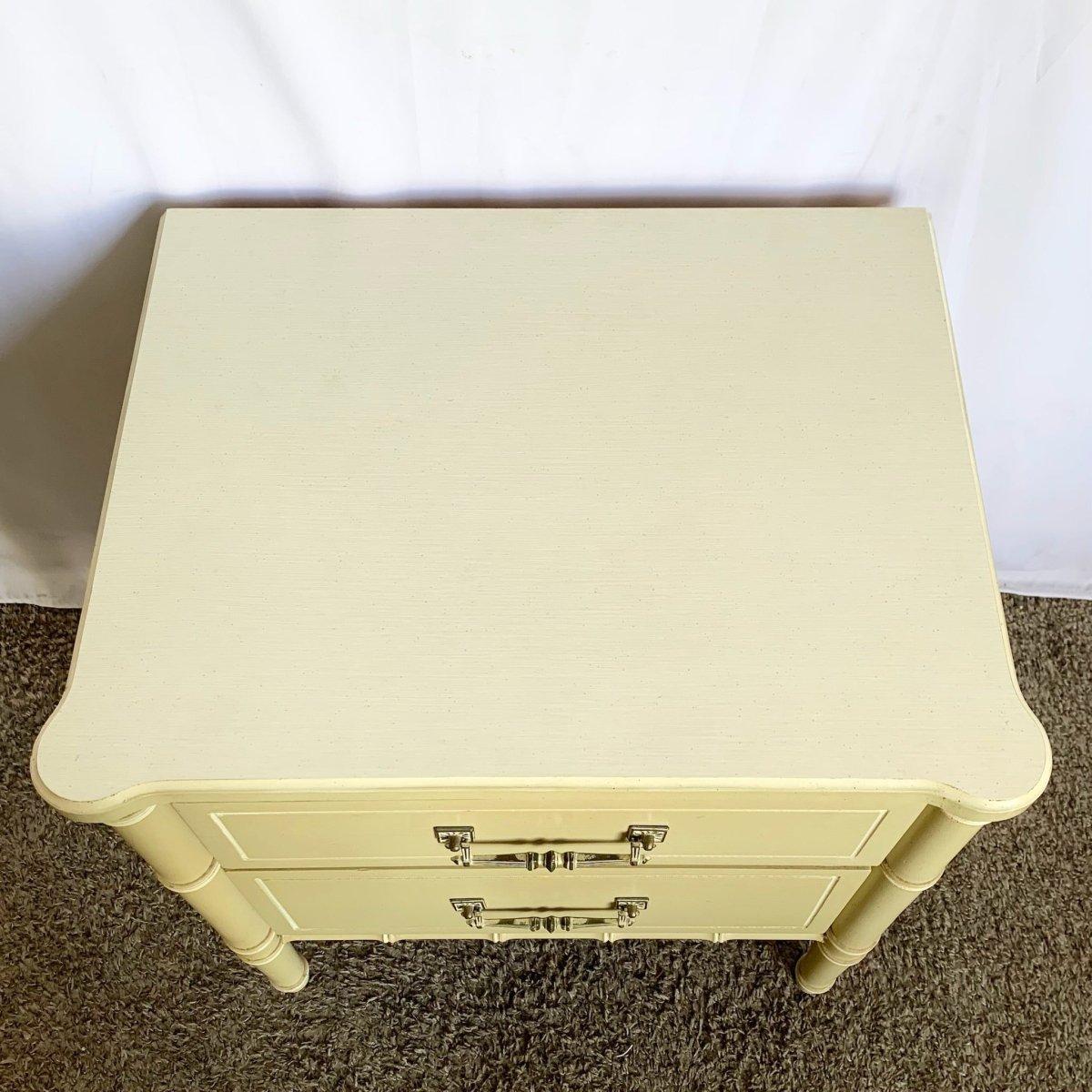 Américain Table de nuit vintage en faux bambou, style Bali Hai en vente