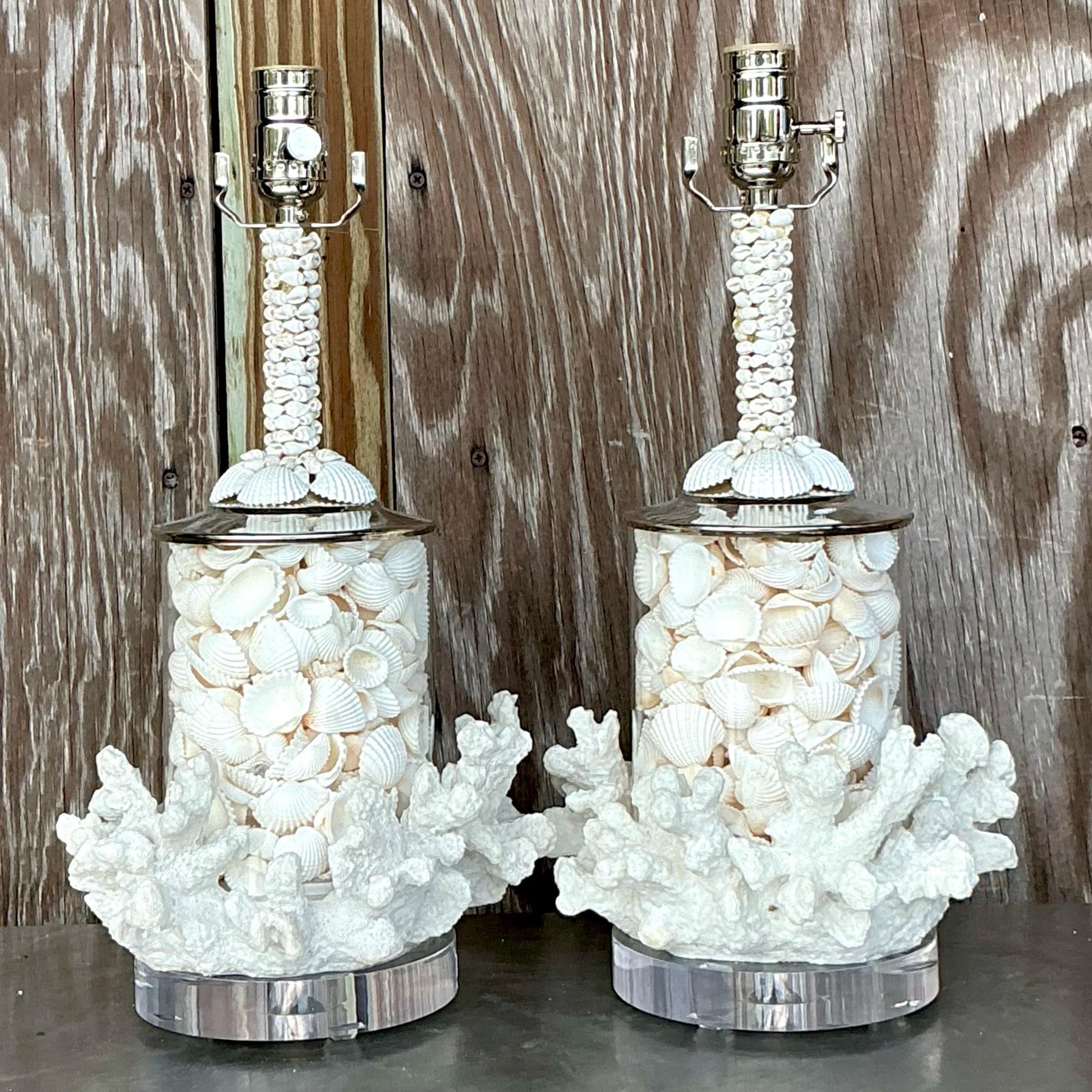 Coastal-Lampen aus Koralle und Muscheln im Vintage-Stil – ein Paar (Metall) im Angebot