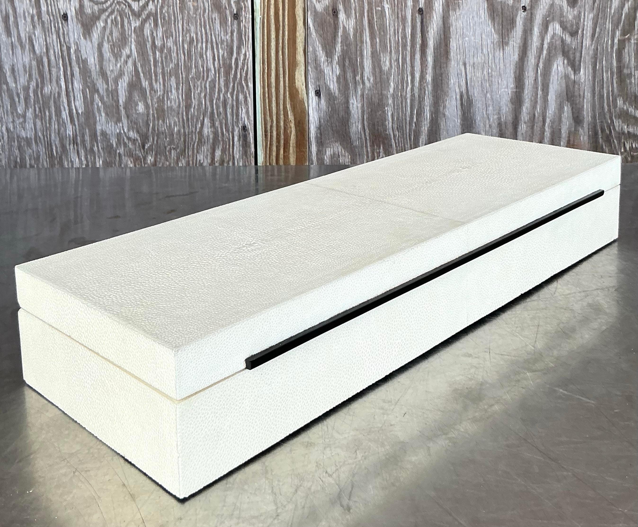 Añade un almacenamiento sofisticado a tu espacio con nuestra Caja Larga Vintage Coastal Faux Shagreen de estilo americano. Con un lujoso acabado de piel de zapa, esta elegante caja combina el encanto costero con el atractivo vintage, perfecta para