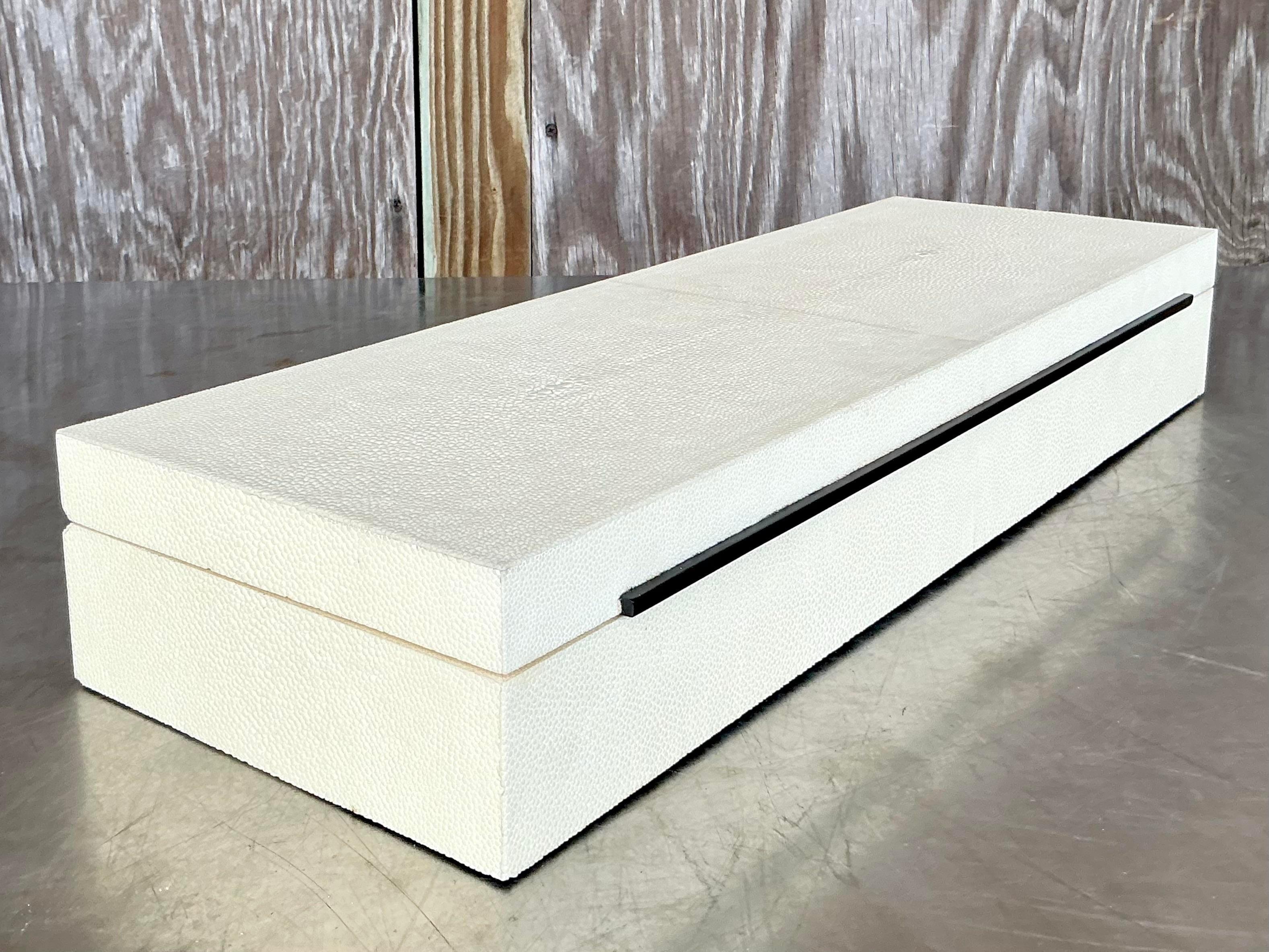 Caja larga Vintage Coastal Faux Shagreen Estadounidense en venta