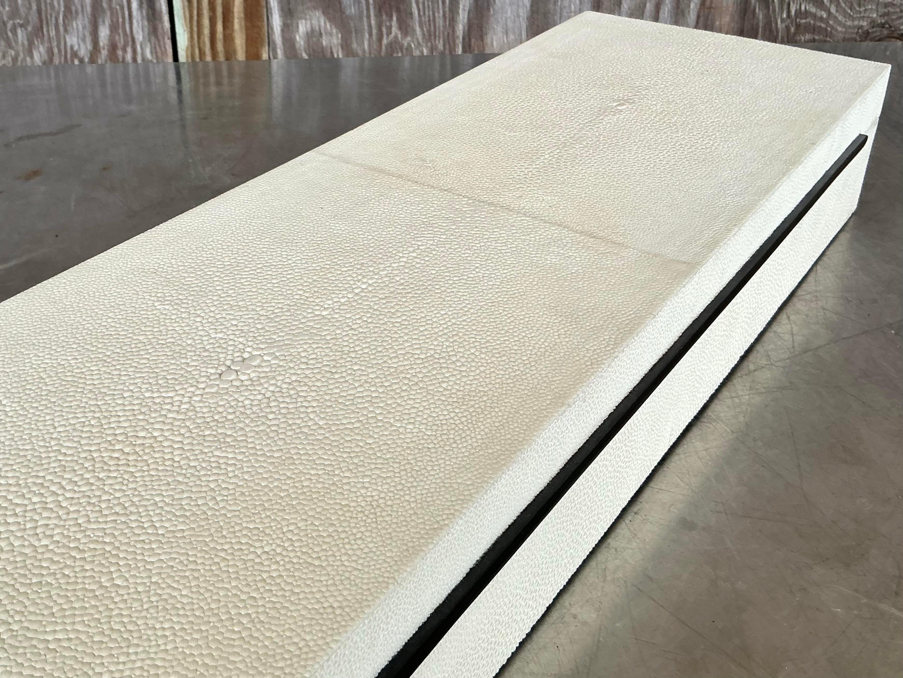 Caja larga Vintage Coastal Faux Shagreen en Bueno estado para la venta en west palm beach, FL