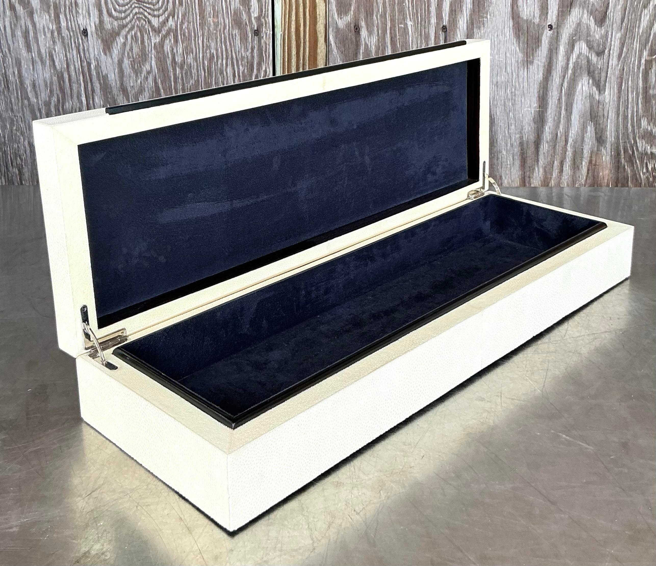 Caja larga Vintage Coastal Faux Shagreen en venta 1