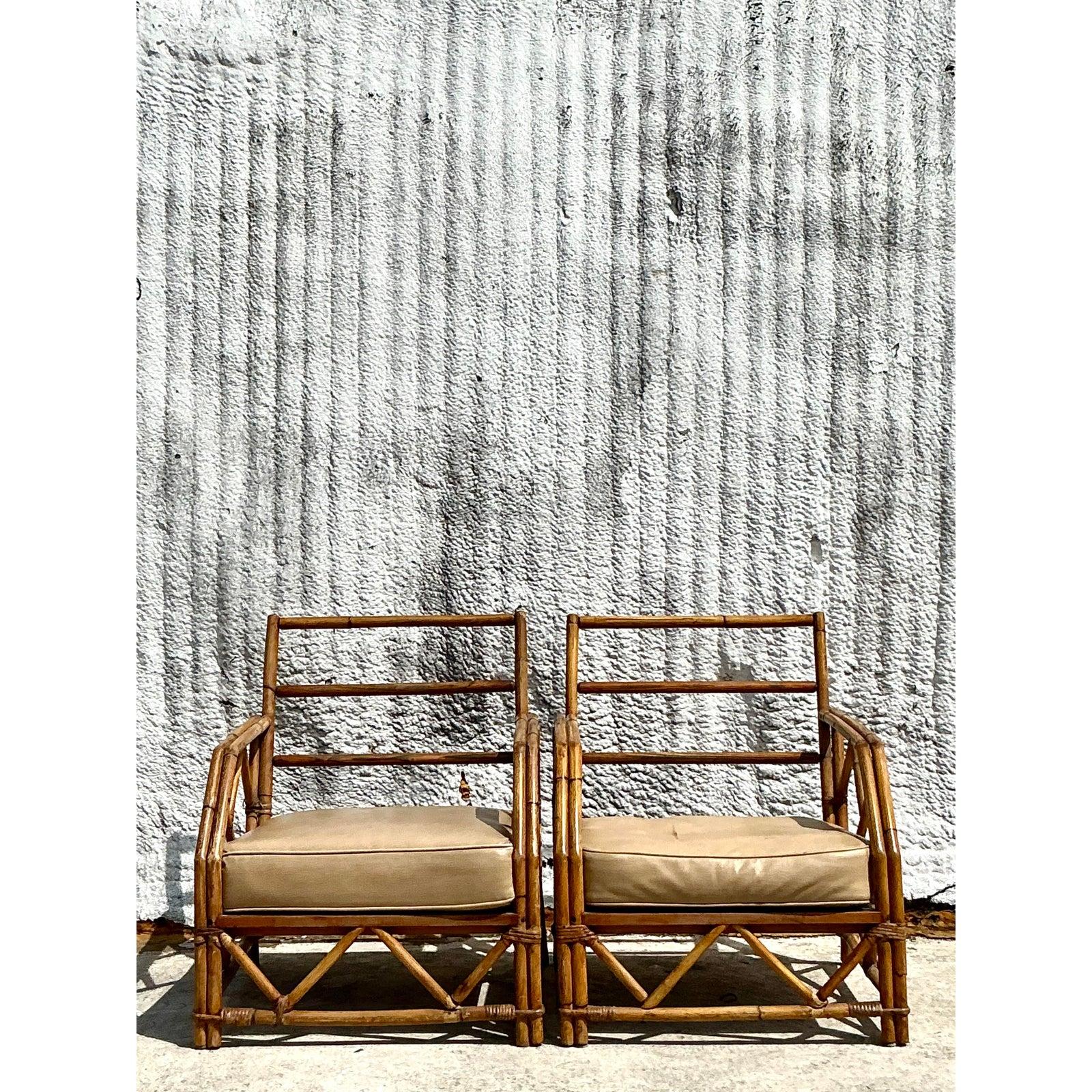 Sfrutta il fascino della costa con questa splendida coppia di sedie da salotto in bambù vintage di Ficks Reed. Sapientemente realizzate con telai angolari e ricche giunture intrecciate con canne, queste sedie trasudano raffinatezza tropicale e