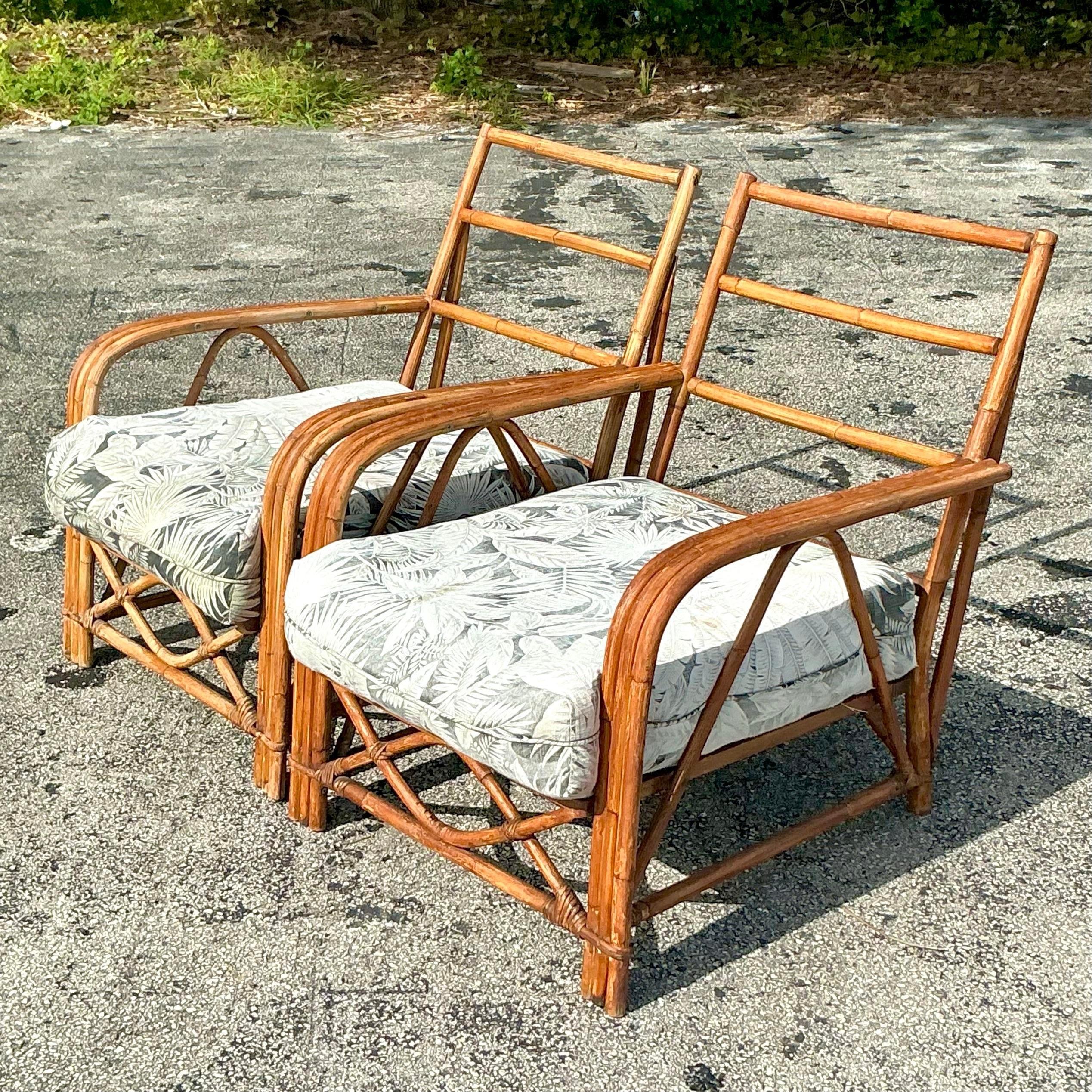Questa coppia di sedie da salotto vintage Coastal Ficks Reed cattura l'essenza rilassata e ventilata della vita costiera. Realizzate da Ficks Reed, nota per la qualità dei suoi mobili in rattan e bambù, queste sedie combinano la durata con un design
