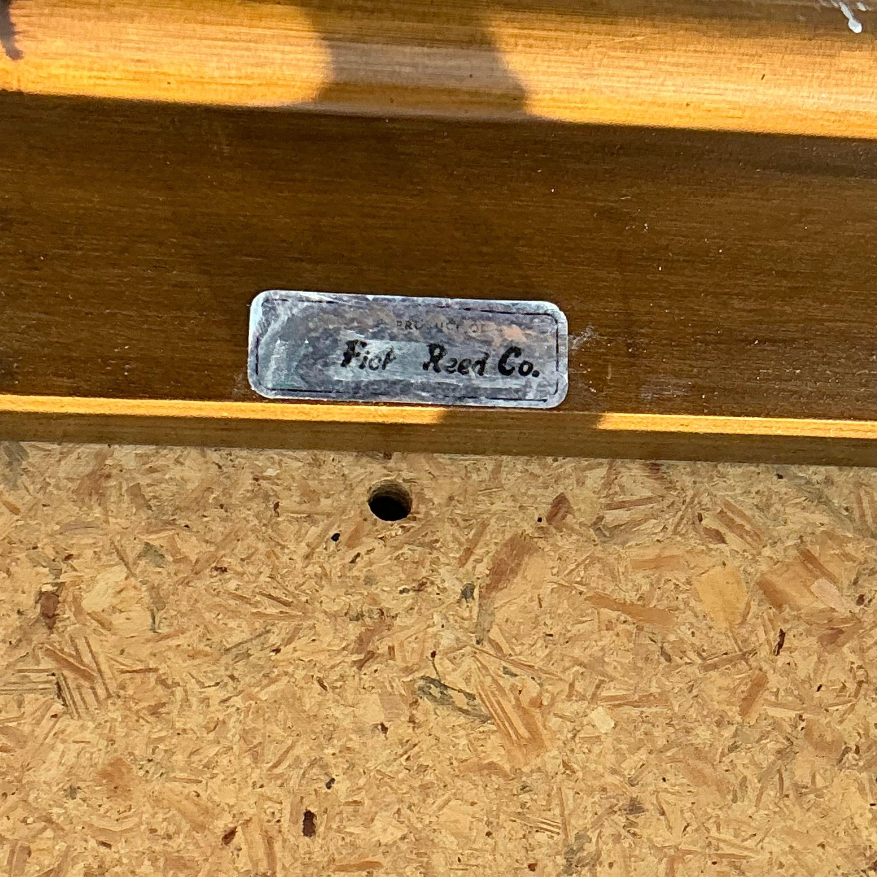 Rehaussez votre décor côtier avec ce charmant banc vintage en rotin de Ficks Reed. Fabriqué en roseau durable, ce banc présente un design intemporel qui allie sans effort style et fonction. Sa structure légère le rend facile à déplacer, tandis que