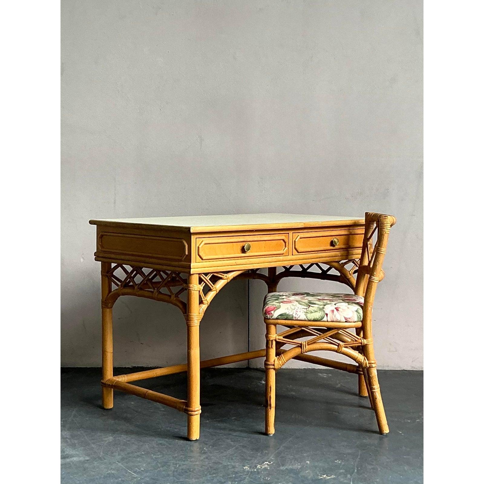 Vintage Coastal Ficks Reed Rattan-Schreibtisch und Stuhl (20. Jahrhundert) im Angebot