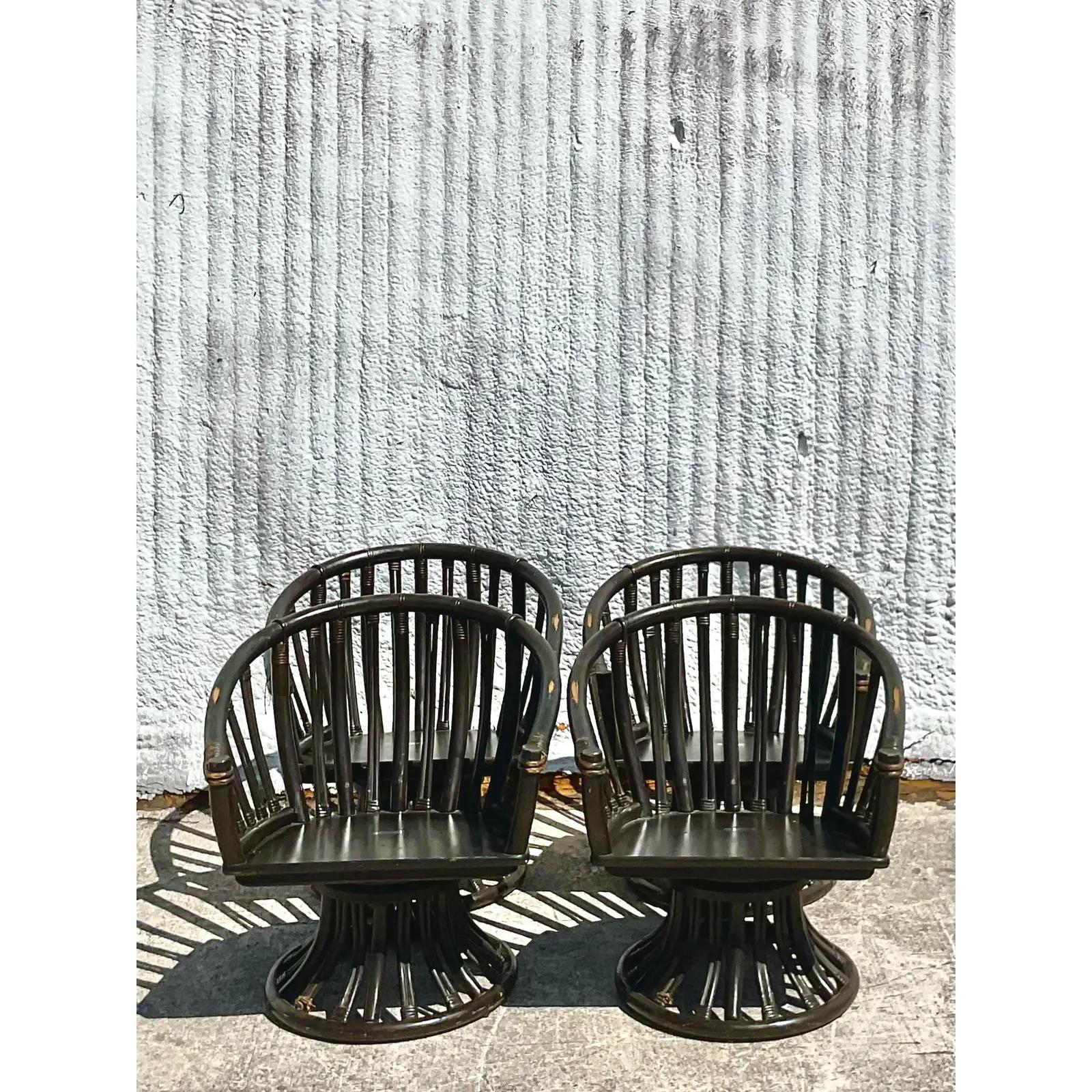 Fantastique ensemble de quatre chaises pivotantes vintage de la marque Coastal. Fabriqué par le groupe iconique Ficks Reed. Rotin lourd d'un brun ébène profond. Design/One chic avec un look super chic. Acquis d'une propriété de Palm Beach.