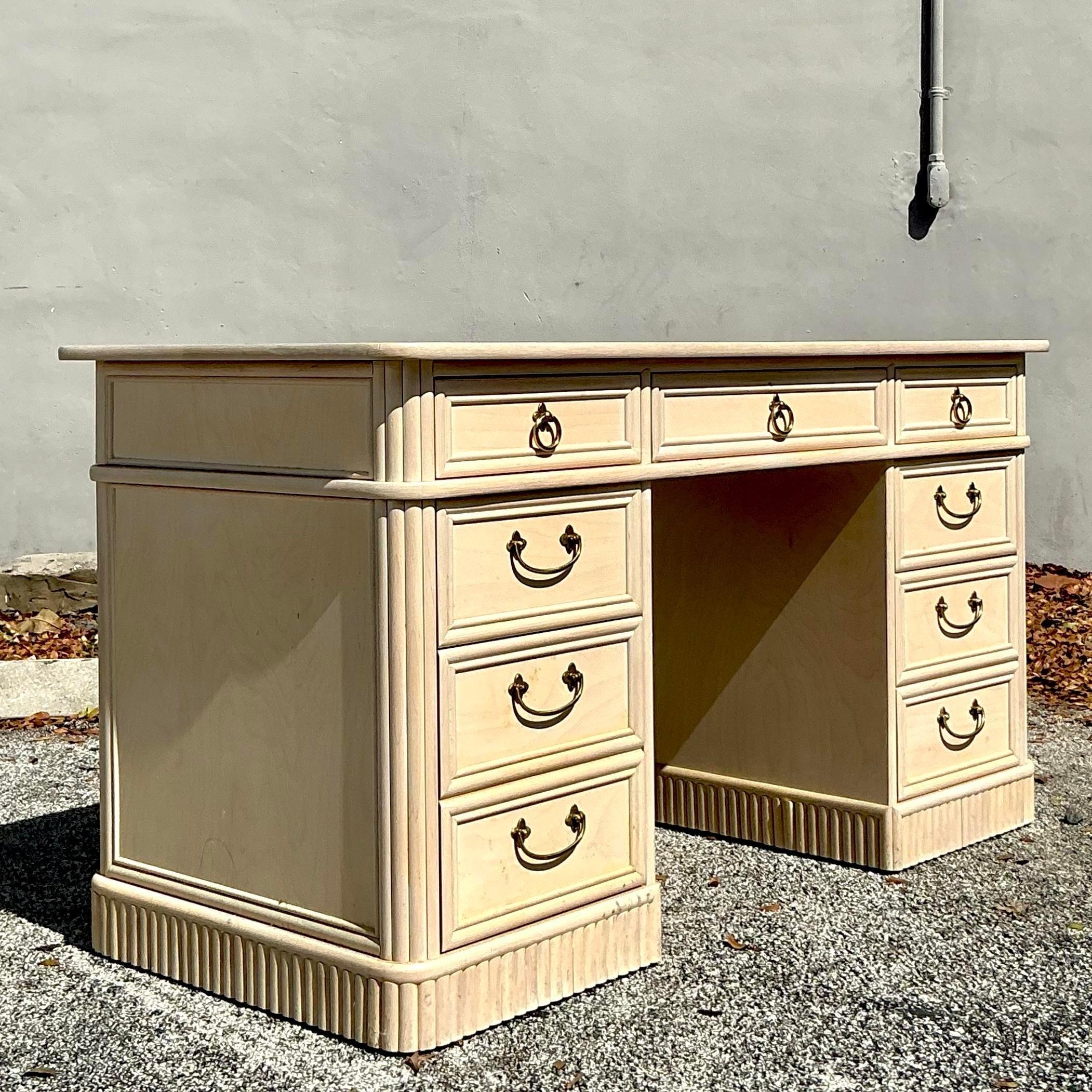 Eleva il tuo spazio di lavoro con questa scrivania direzionale in rattan lavato Vintage Coastal Ficks Reed. Realizzata con la rinomata qualità di Ficks Reed, questa scrivania è caratterizzata da pannelli in rattan splendidamente intrecciati e da una