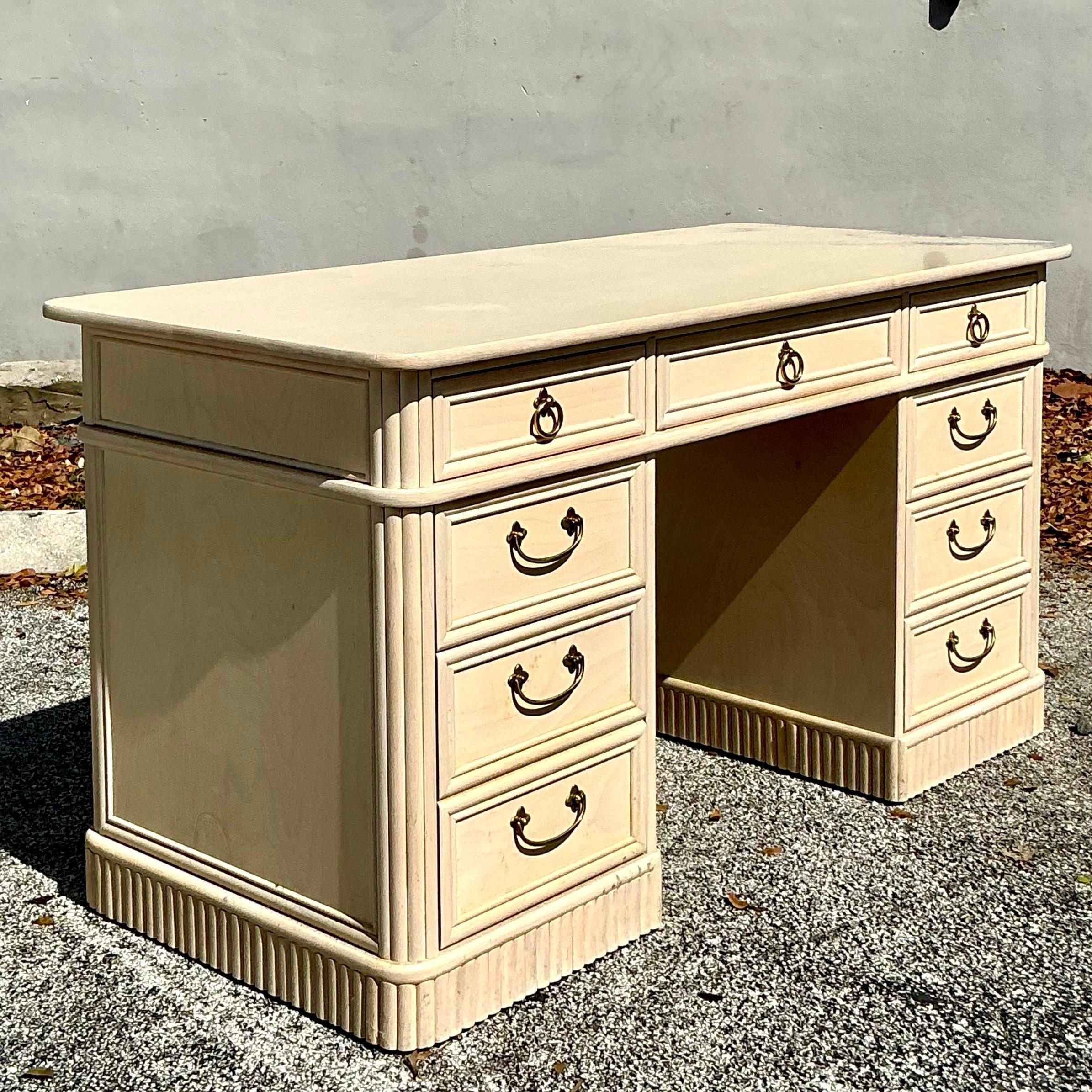 Filippino Scrivania vintage in rattan lavato Ficks Reed in vendita