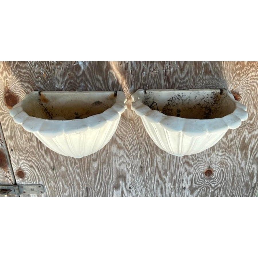 Apportez un air d'élégance côtière à votre intérieur avec cette superbe paire d'appliques en plâtre cannelé vintage. Conçues sous la forme d'un gracieux coquillage, ces appliques présentent des détails complexes qui exhalent une sophistication