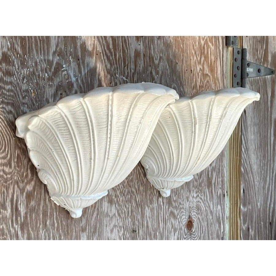 Paire d'appliques en plâtre cannelé d'époque côtière Bon état - En vente à west palm beach, FL