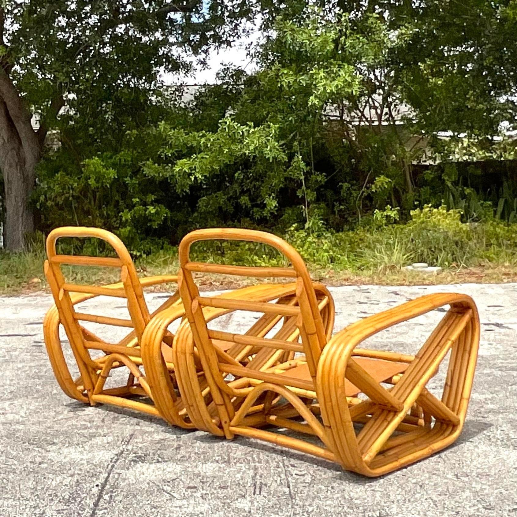 Offrez-vous une détente côtière avec cette paire de chaises longues vintage en rotin courbé à quatre brins, faisant écho aux designs emblématiques de Frankl. Inspirée du charme américain, leur silhouette intemporelle et leur construction en rotin