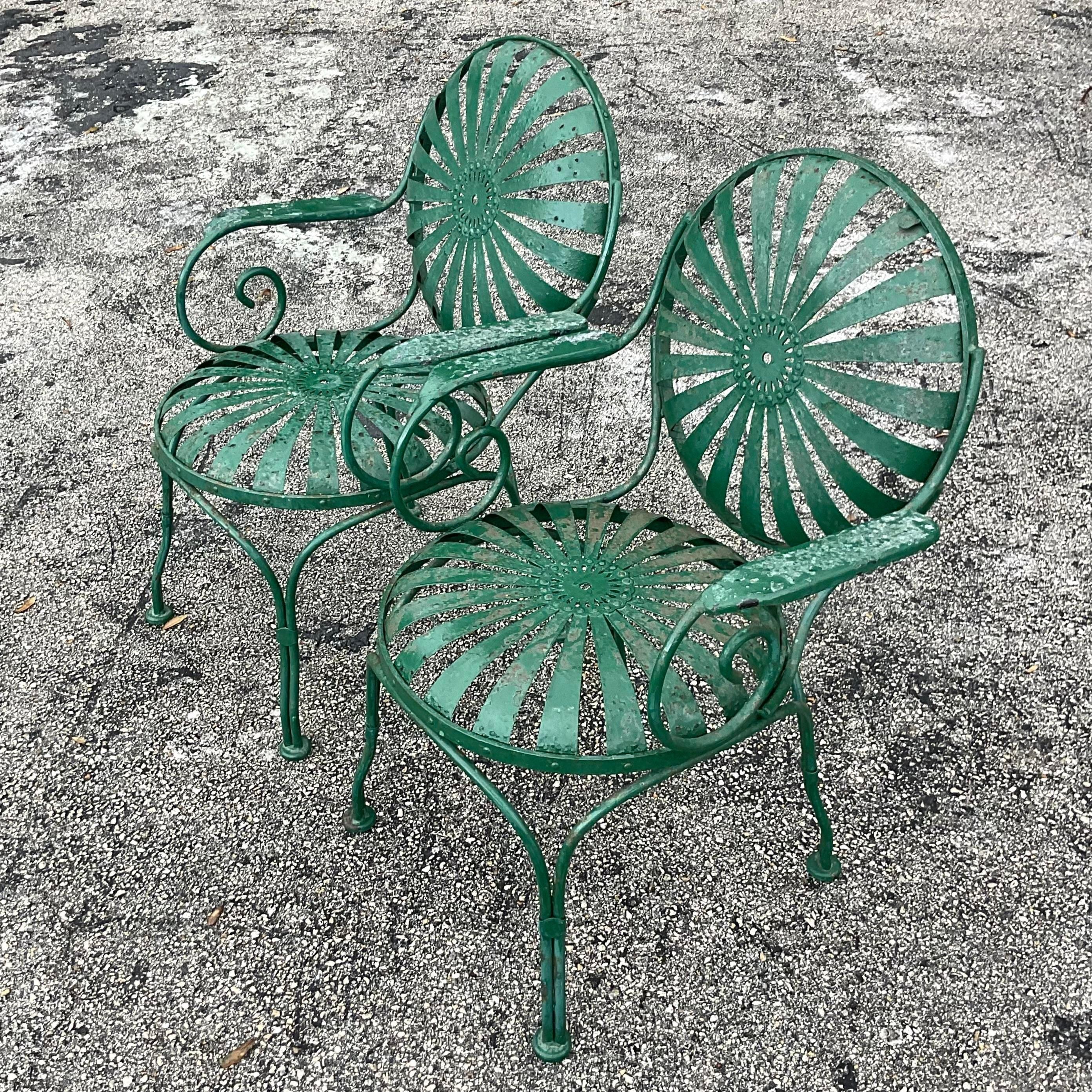 Schmiedeeiserne Vintage Coastal Francois Carre Sunburst-Stühle mit Sonnenschliff - ein Paar im Zustand „Gut“ in west palm beach, FL