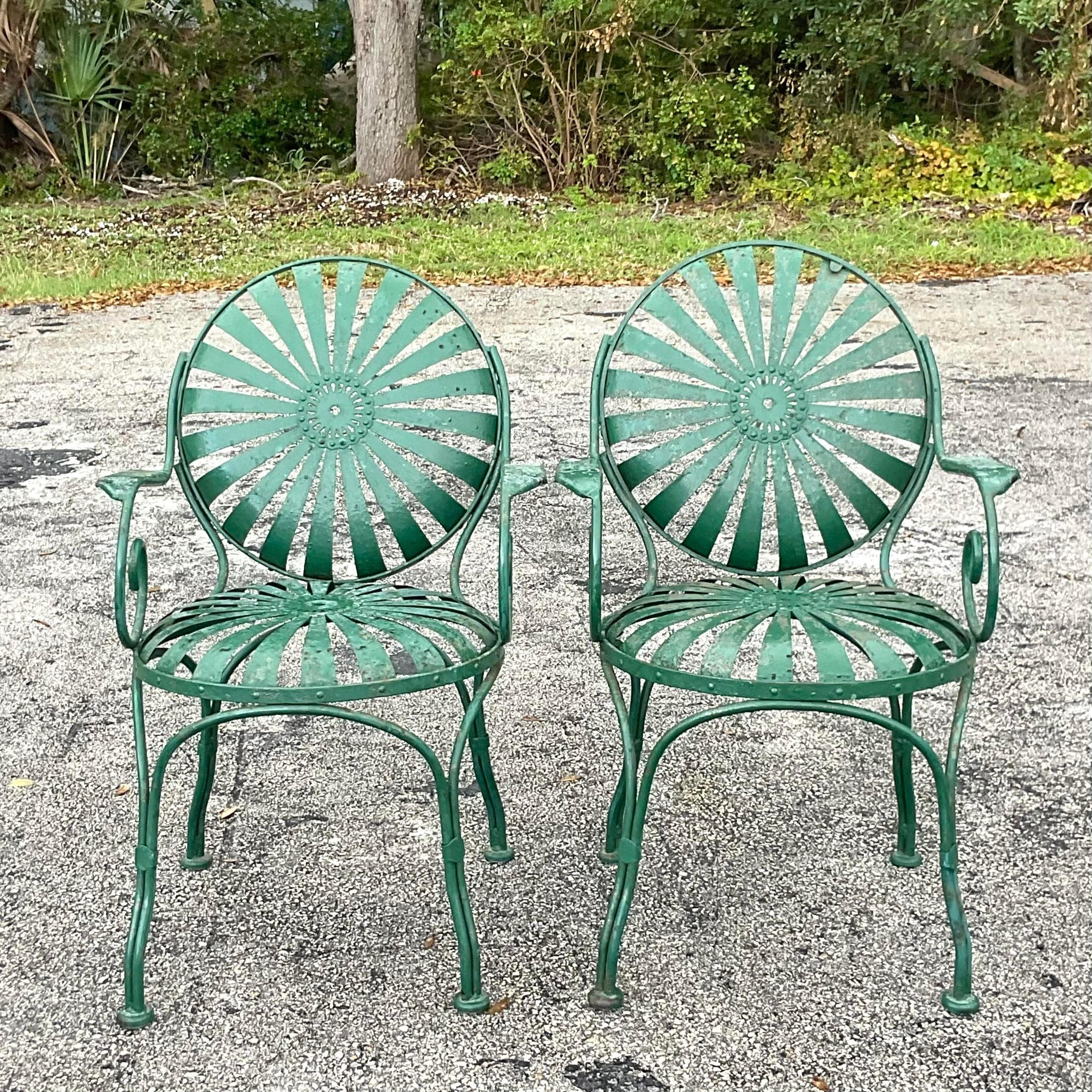Schmiedeeiserne Vintage Coastal Francois Carre Sunburst-Stühle mit Sonnenschliff - ein Paar (Schmiedeeisen)