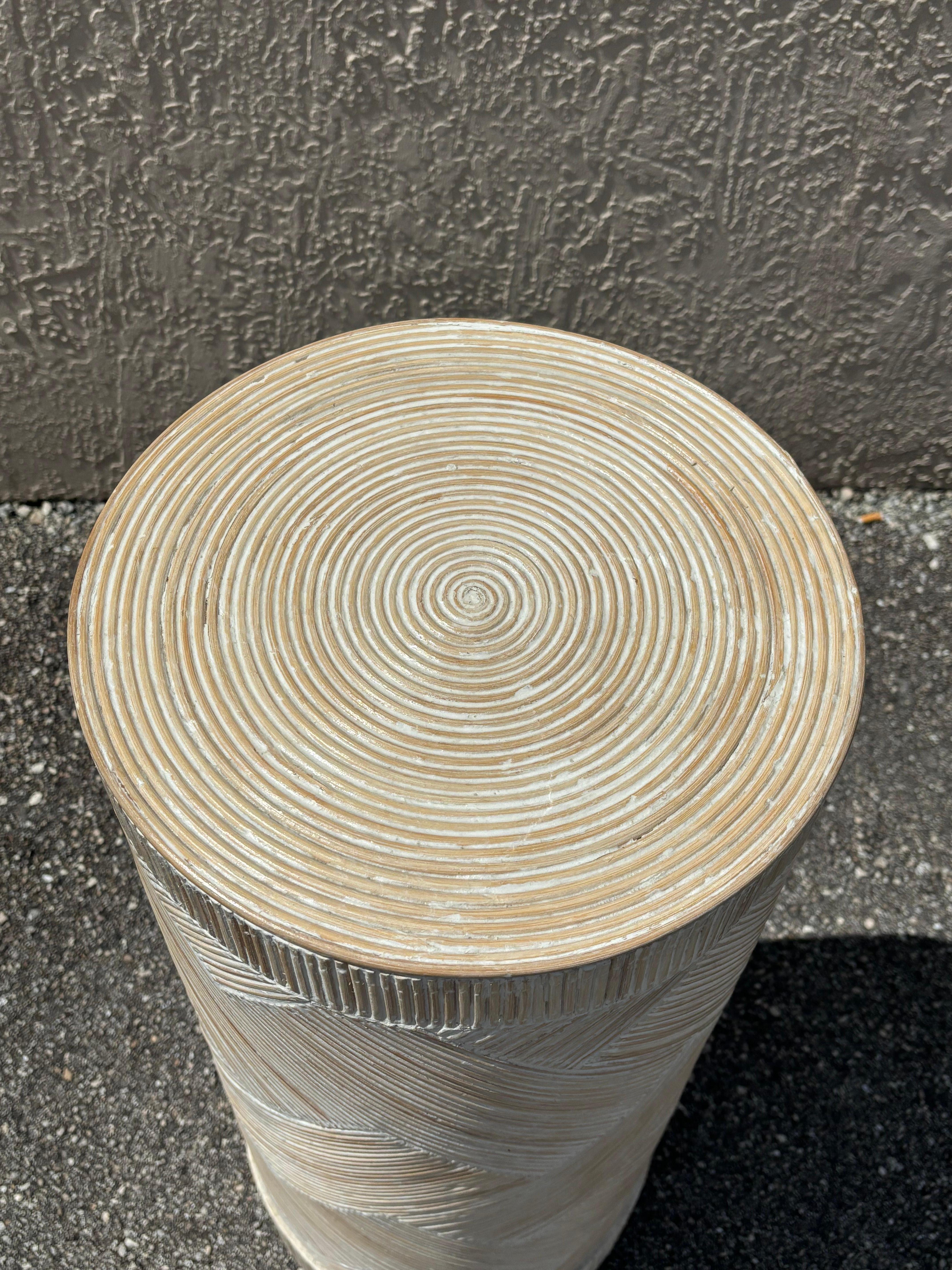 Fantastischer Vintage-Sockel im Boho-Chic. Schöne Handwerkskunst, die ein geometrisches Muster erzeugt, das Tiefe und Dimension verleiht. Das Schilf wurde in seiner ursprünglichen Farbe weiß gewaschen. Passt in einen modernen, Boho, Hollywood