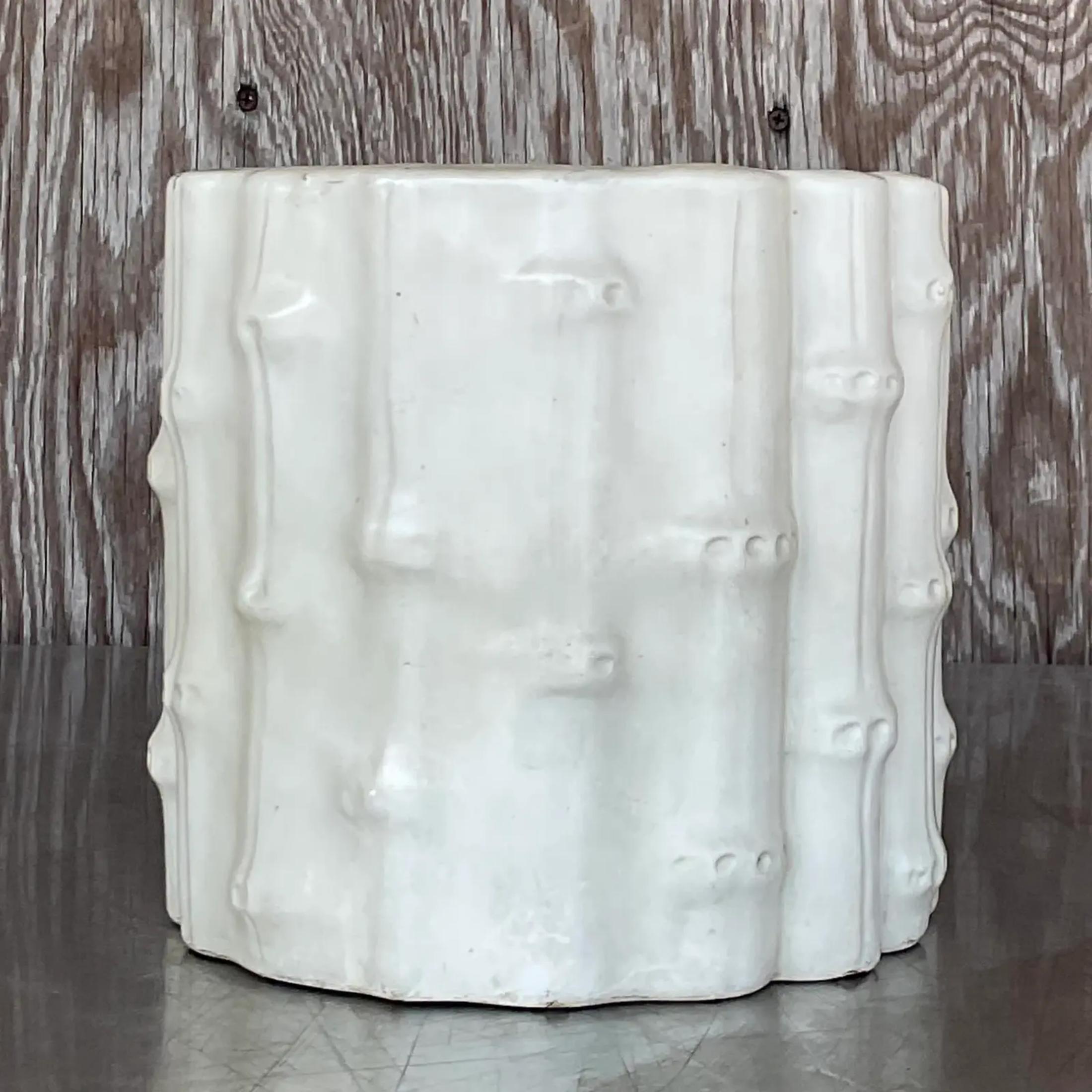 Un favoloso vaso Coastal Cache vintage. Un'elegante ceramica smaltata in bianco sporco con finitura opaca. Acquistata da una proprietà di Palm Beach