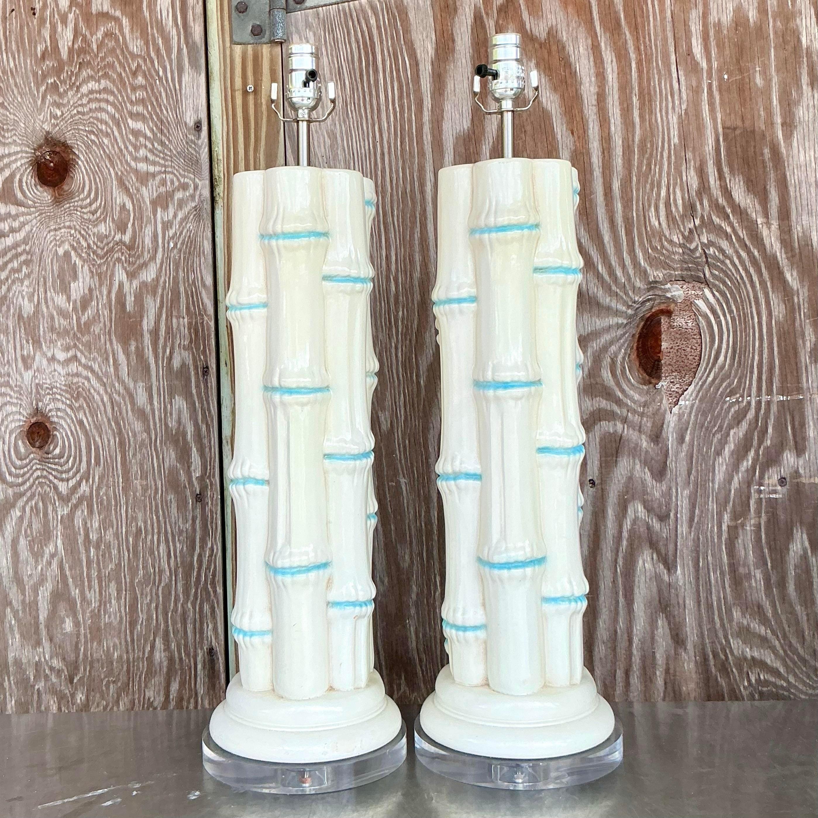 Illuminez votre espace avec cette paire de lampes en bambou en céramique émaillée vintage côtière. Chaque lampe présente un design inspiré du bambou avec une finition en céramique brillante qui ajoute une touche de charme côtier à n'importe quelle