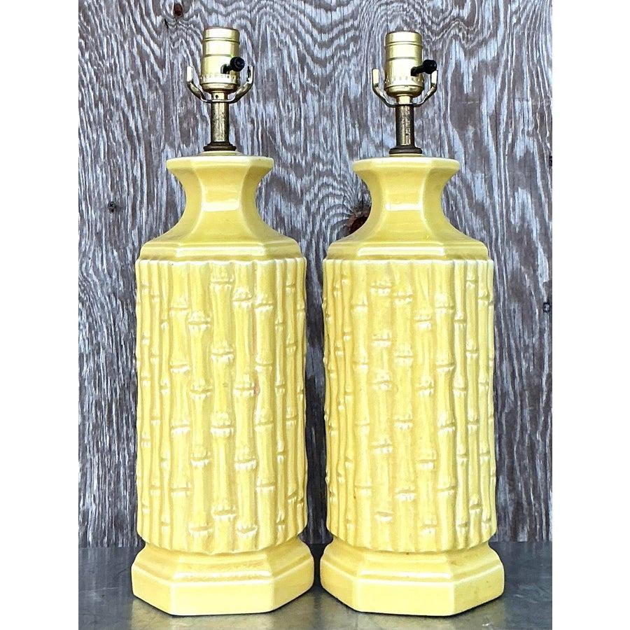 Coastal-Lampen aus glasierter Keramik und Bambus im Vintage-Stil – ein Paar (amerikanisch) im Angebot