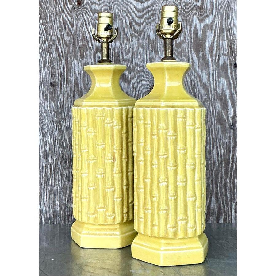 Coastal-Lampen aus glasierter Keramik und Bambus im Vintage-Stil – ein Paar im Zustand „Gut“ im Angebot in west palm beach, FL