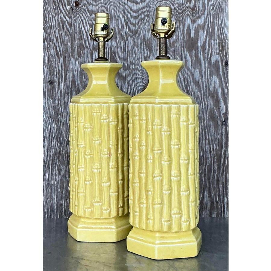 Coastal-Lampen aus glasierter Keramik und Bambus im Vintage-Stil – ein Paar (Metall) im Angebot
