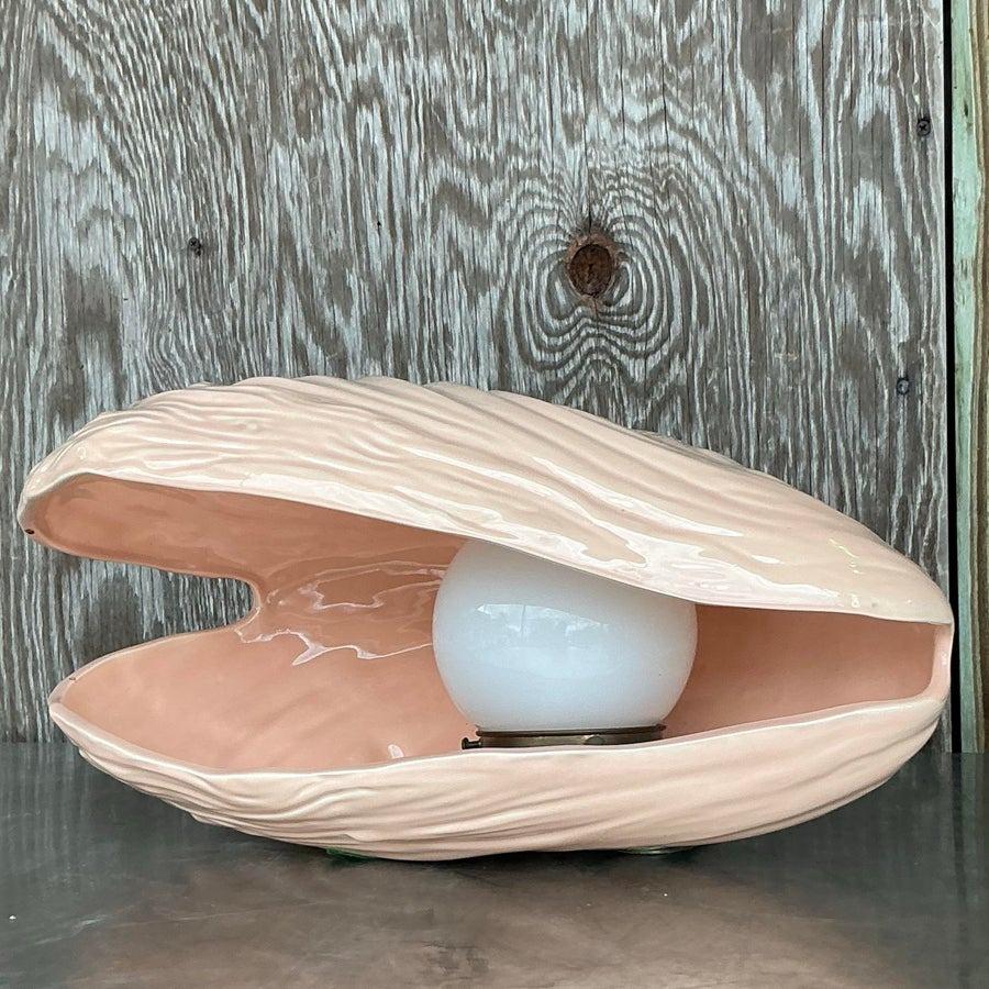 Vintage Coastal glasierte Keramik Muschel Lampe (Postmoderne)